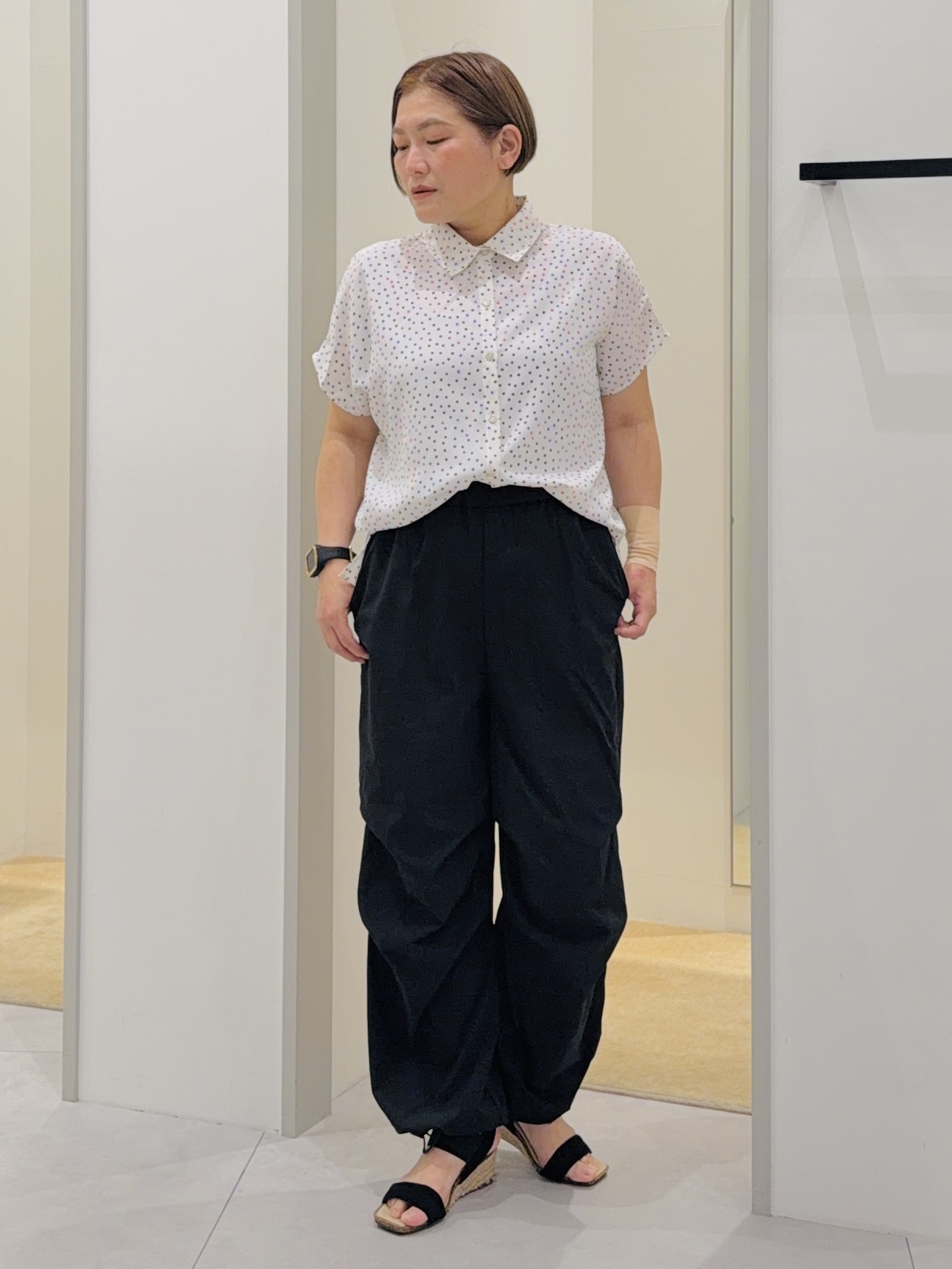 タナさんの「THE SHOP TK｜大人のためのドット柄 襟付きブラウス」を使ったコーディネート