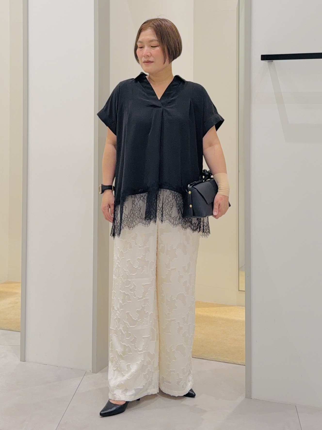 タナさんの「THE SHOP TK｜【ひんやり/体型カバー】裾レース切り替え スキッパーシャツ」を使ったコーディネート
