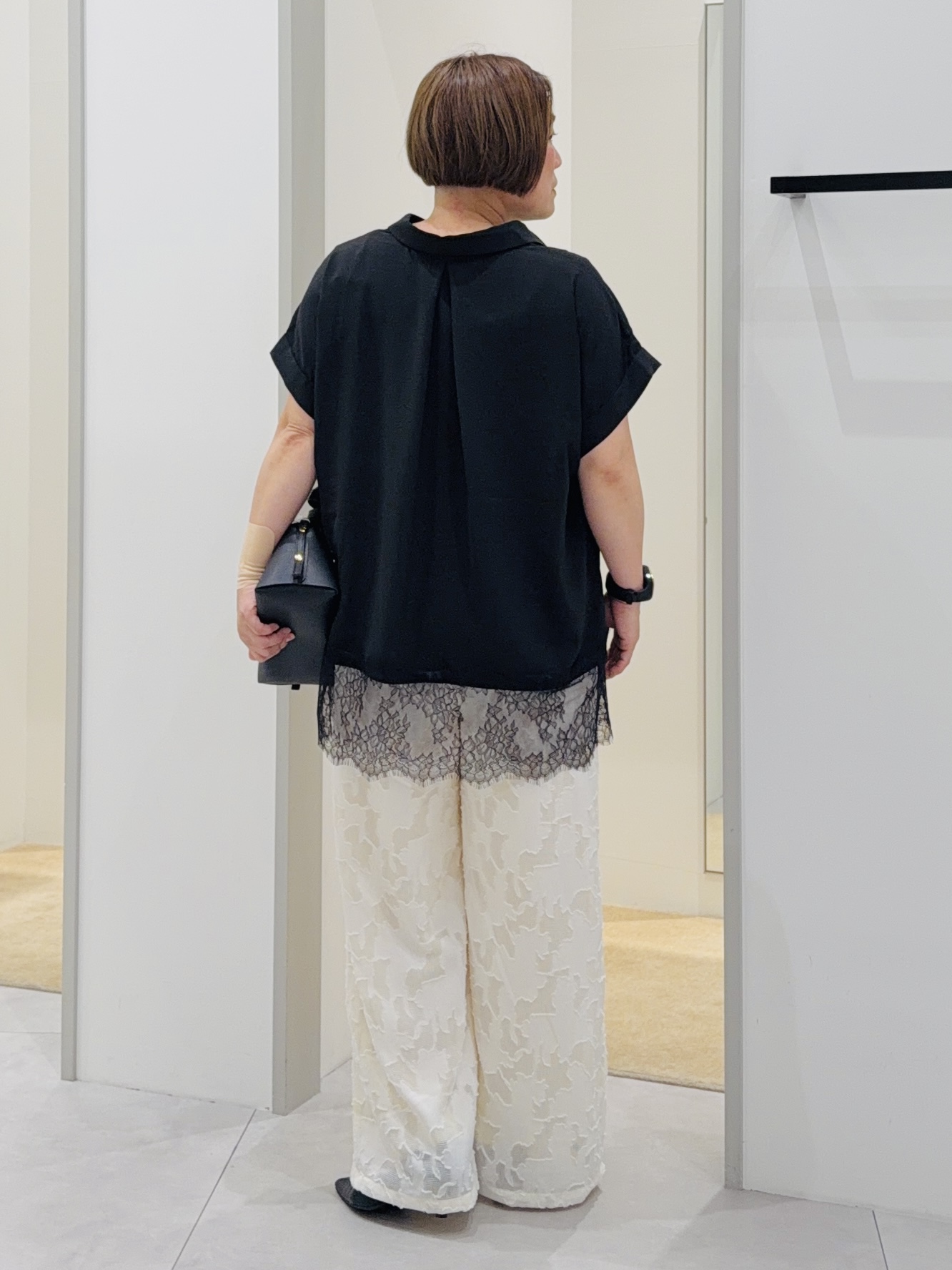 タナさんの「THE SHOP TK｜【ひんやり/体型カバー】裾レース切り替え スキッパーシャツ」を使ったコーディネート