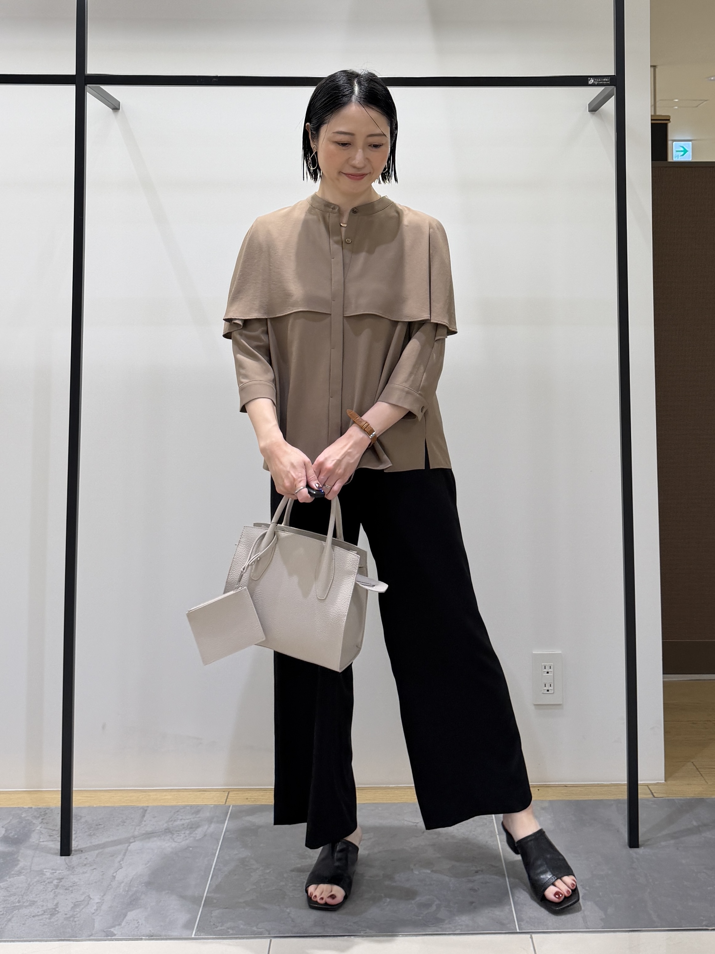 shihoさんの「INDIVI｜【接触冷感/UVケア/夏羽織り/着る日傘】ケープ風ブラウス」を使ったコーディネート