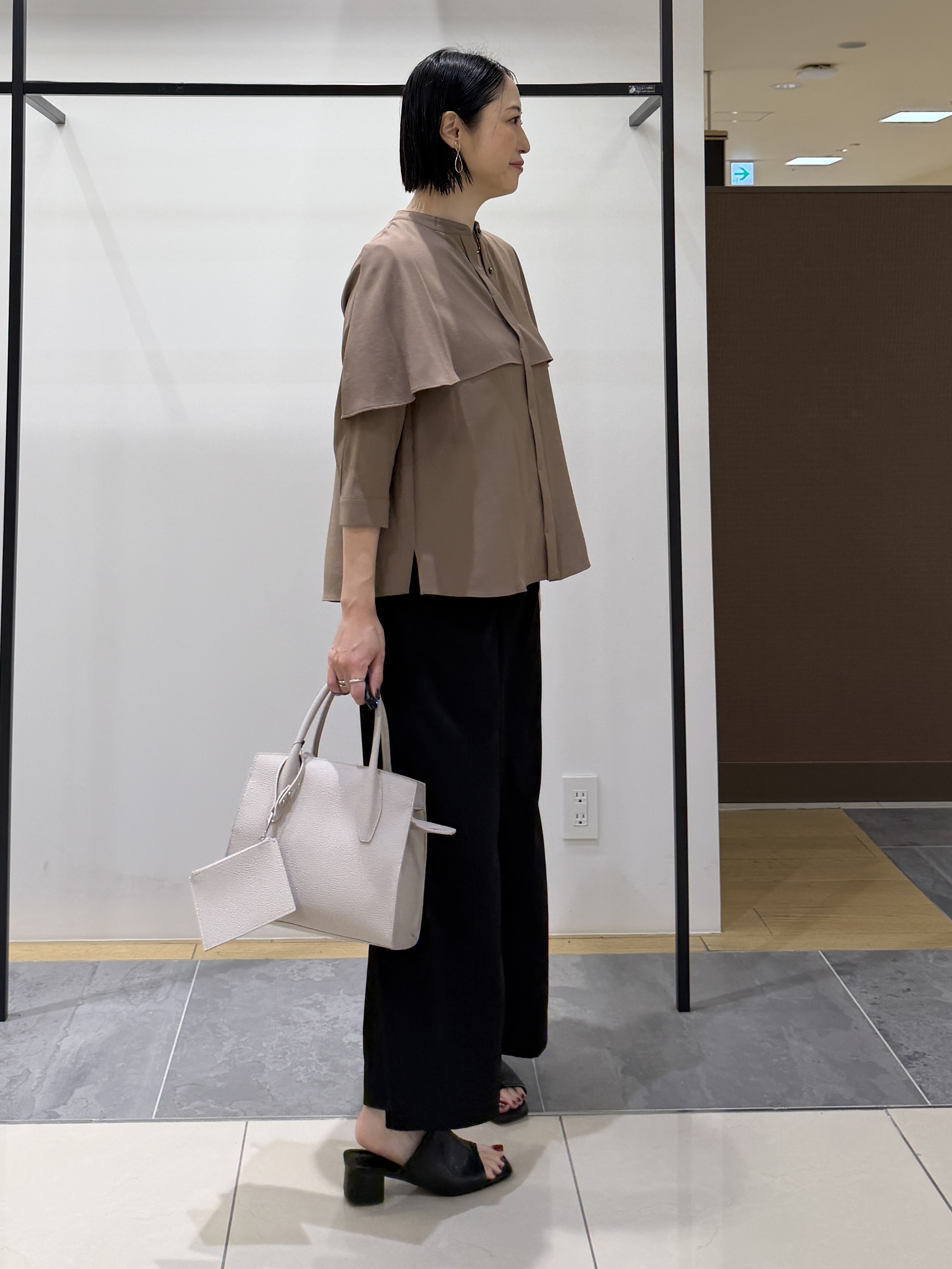 shihoさんの「INDIVI｜【接触冷感/UVケア/夏羽織り/着る日傘】ケープ風ブラウス」を使ったコーディネート