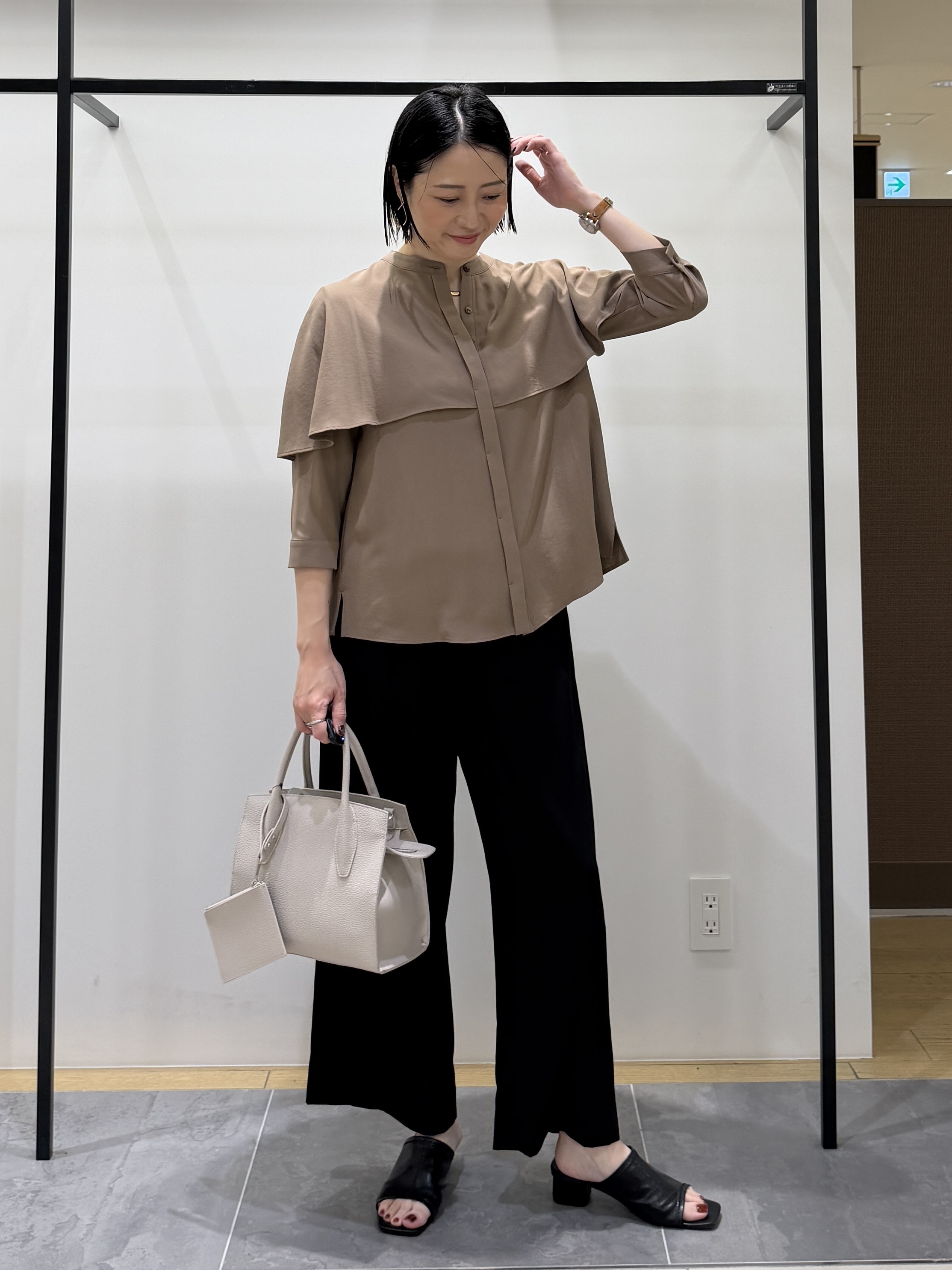 shihoさんの「INDIVI｜【接触冷感/UVケア/夏羽織り/着る日傘】ケープ風ブラウス」を使ったコーディネート