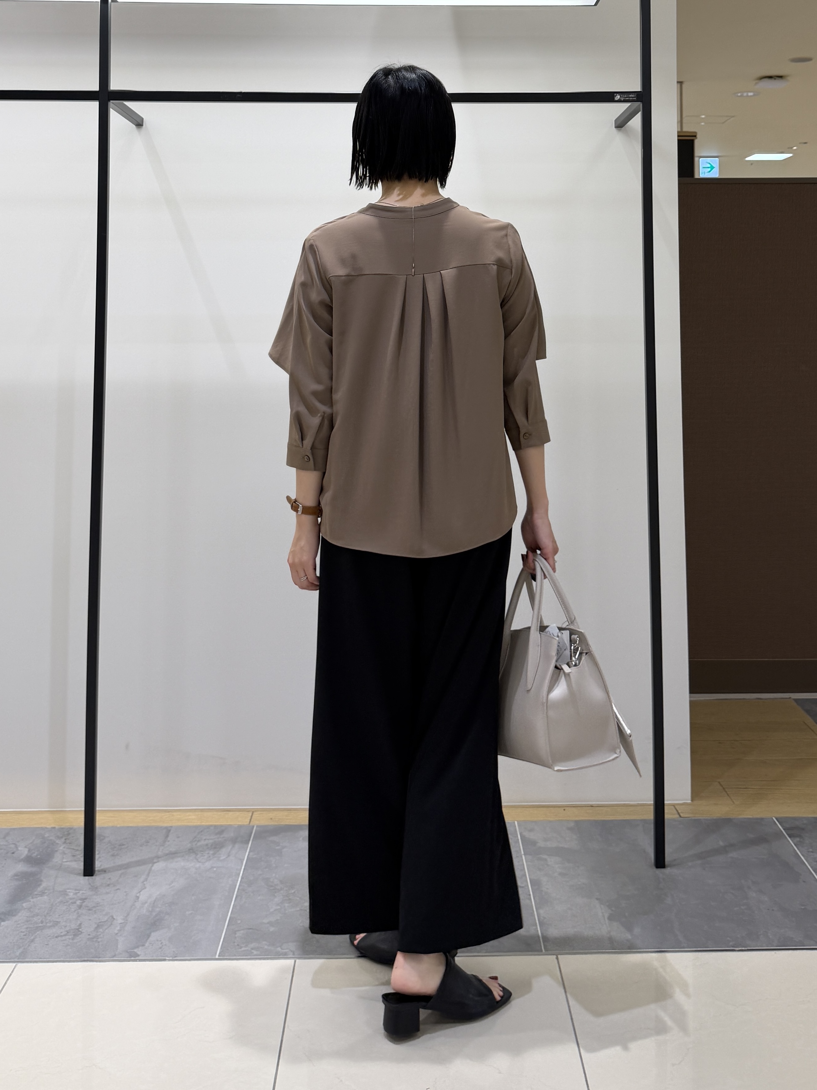 shihoさんの「INDIVI｜【接触冷感/UVケア/夏羽織り/着る日傘】ケープ風ブラウス」を使ったコーディネート