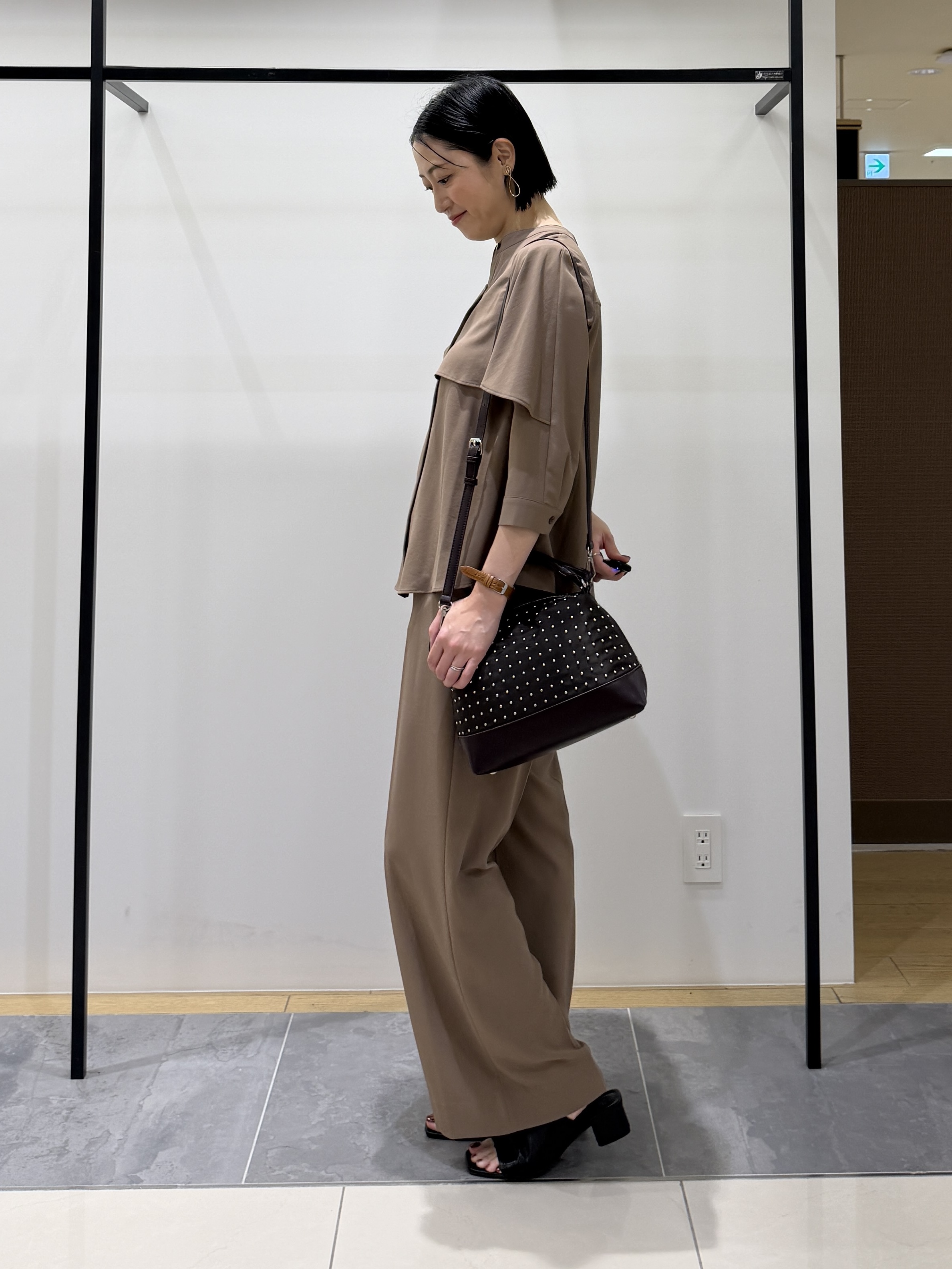 shihoさんの「INDIVI｜【接触冷感/UVケア/夏羽織り/着る日傘】ケープ風ブラウス」を使ったコーディネート