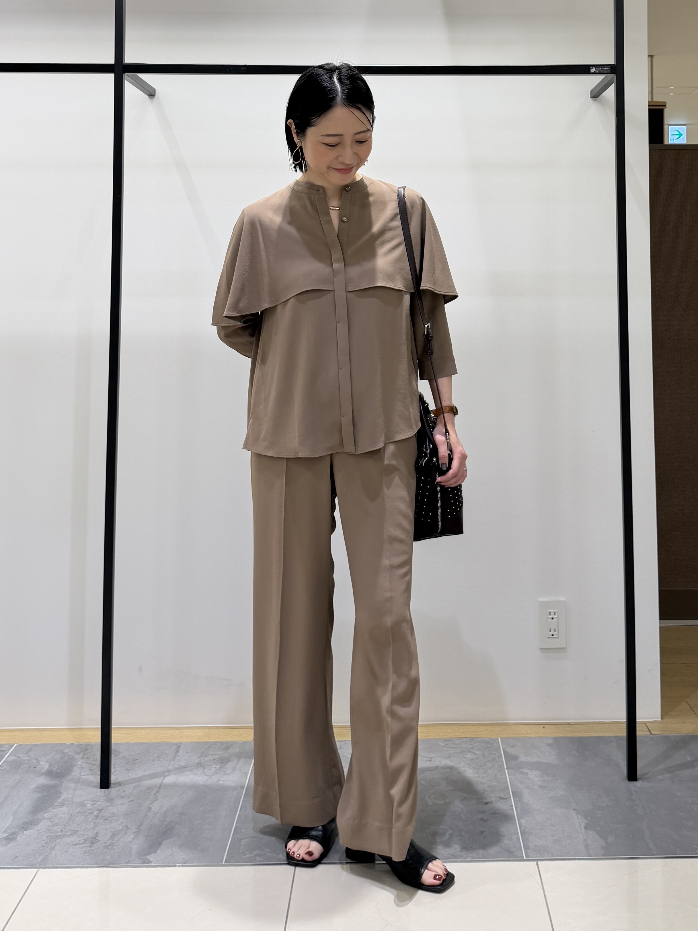 shihoさんの「INDIVI｜【接触冷感/UVケア/夏羽織り/着る日傘】ケープ風ブラウス」を使ったコーディネート