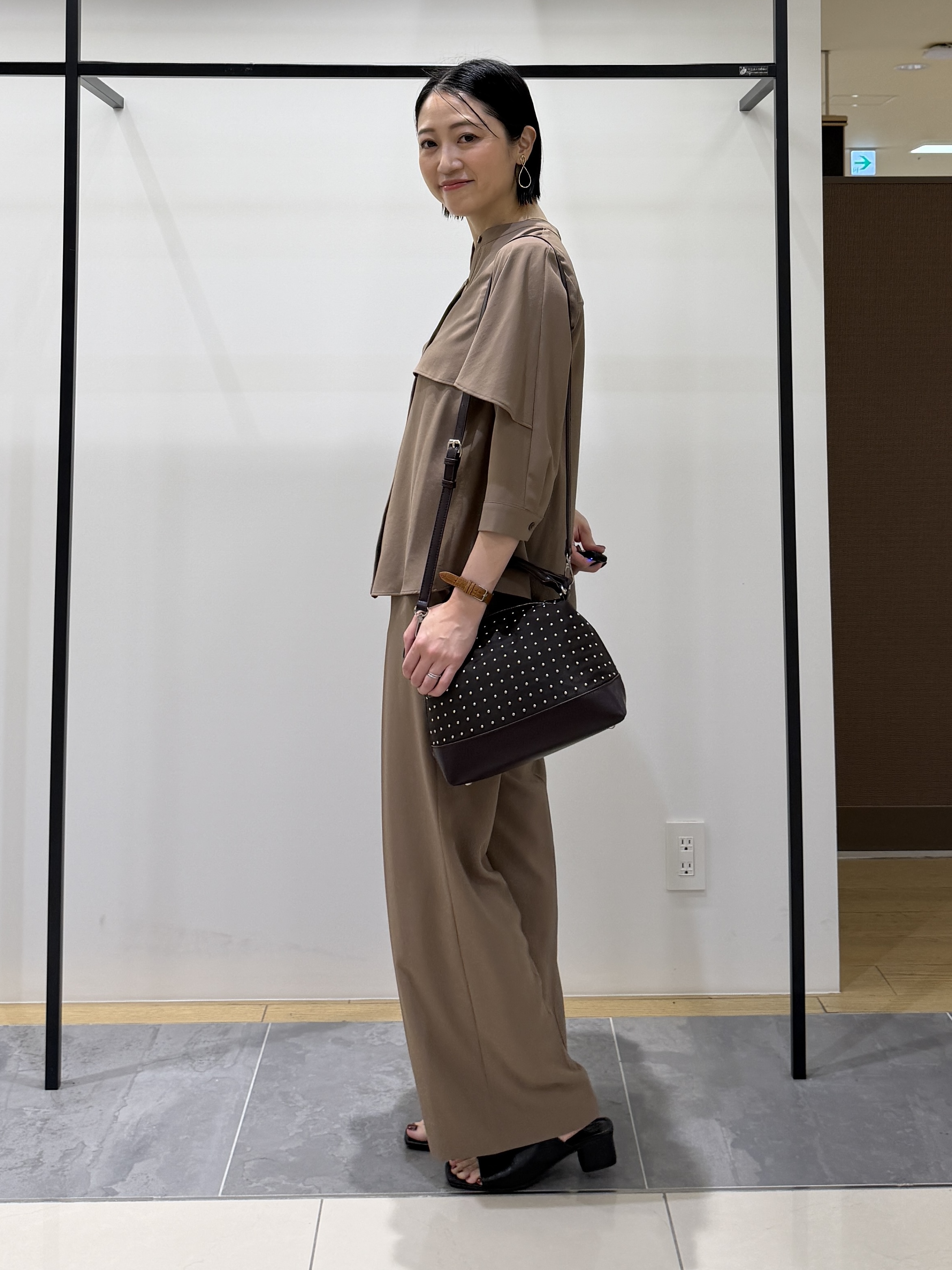 shihoさんの「INDIVI｜【接触冷感/UVケア/夏羽織り/着る日傘】ケープ風ブラウス」を使ったコーディネート