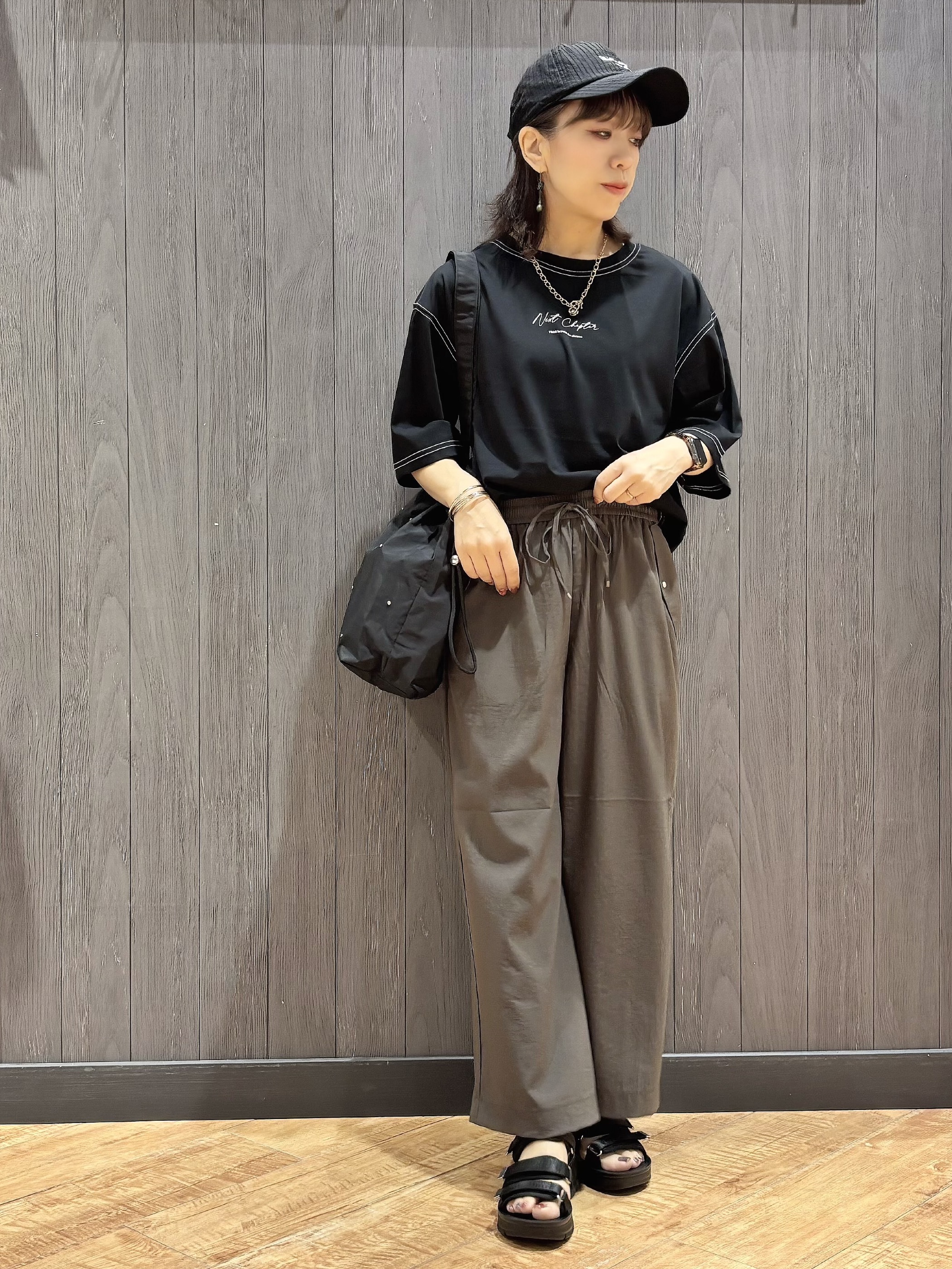 meiさんの「SHOO･LA･RUE｜【S-LL/体型カバー】インせず着られる 配色ステッチ 5分袖ロゴTシャツ」を使ったコーディネート