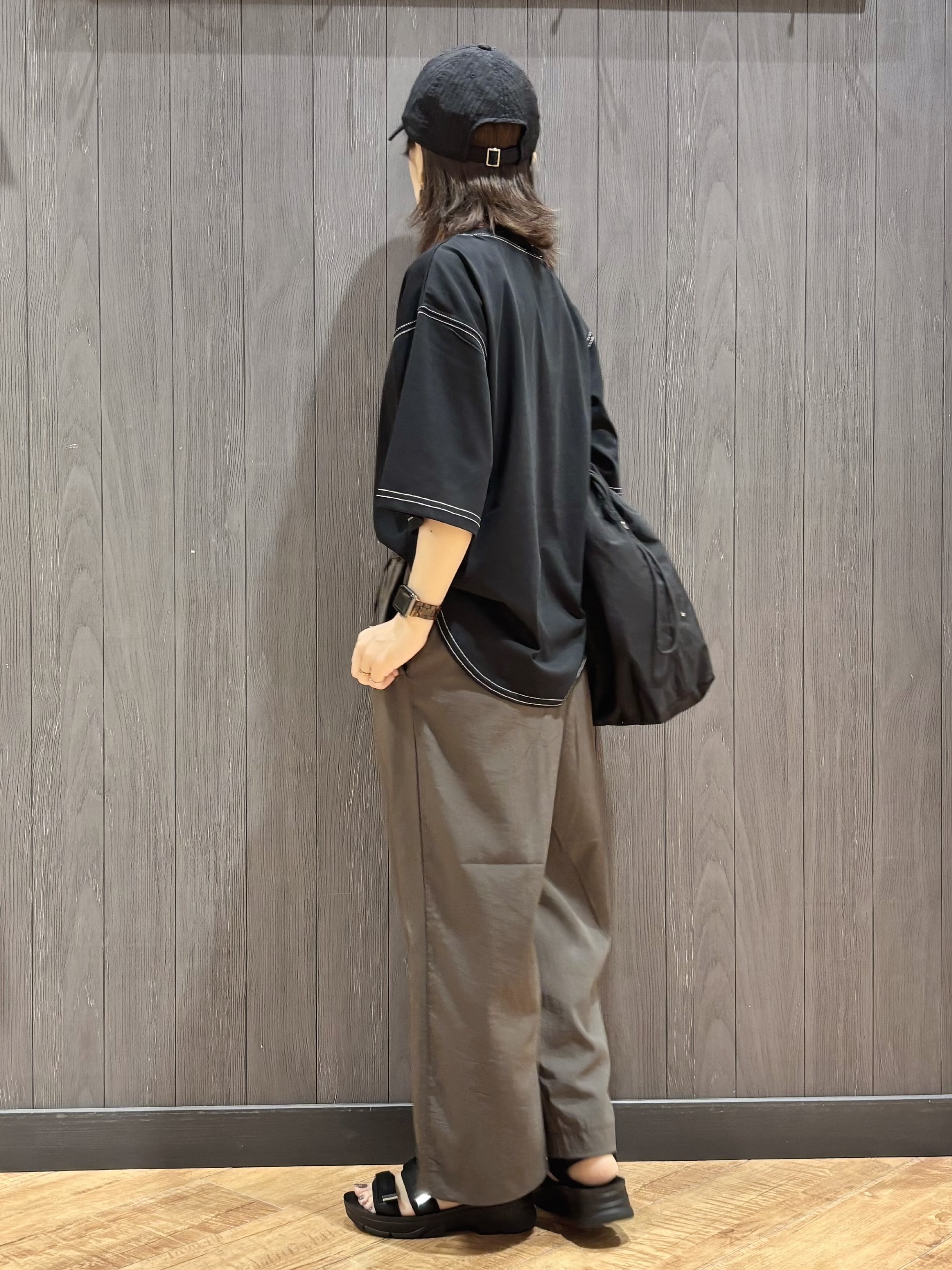 meiさんの「SHOO･LA･RUE｜【S-LL/体型カバー】インせず着られる 配色ステッチ 5分袖ロゴTシャツ」を使ったコーディネート