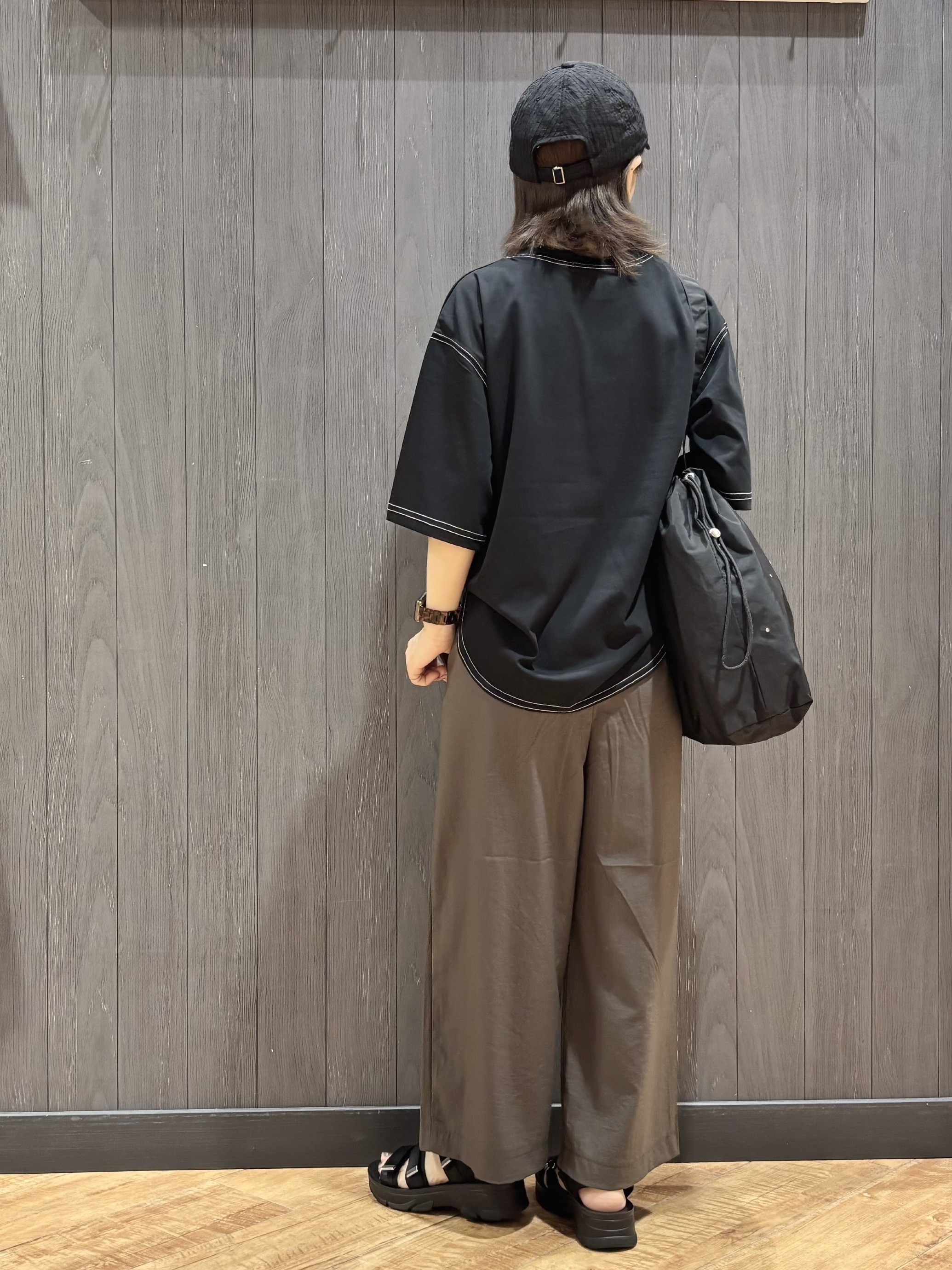 meiさんの「SHOO･LA･RUE｜【S-LL/体型カバー】インせず着られる 配色ステッチ 5分袖ロゴTシャツ」を使ったコーディネート