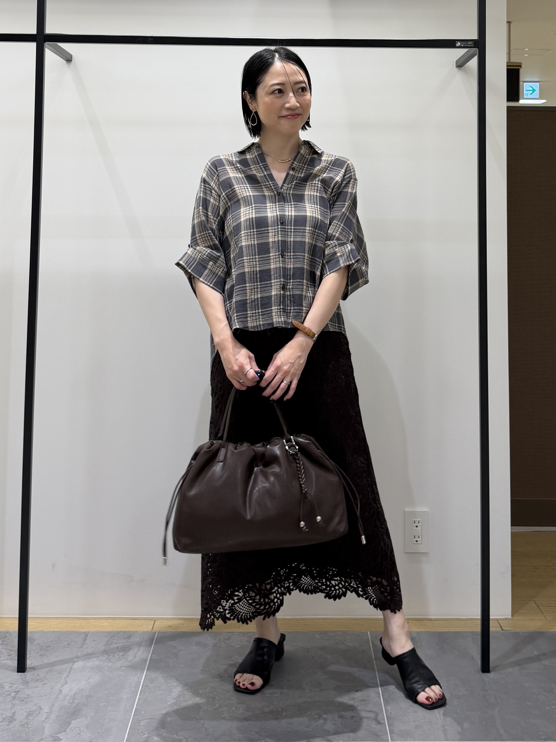 shihoさんの「INDIVI｜【コットン100％／透け感／2WAY】袖アレンジ チェックシャツ」を使ったコーディネート