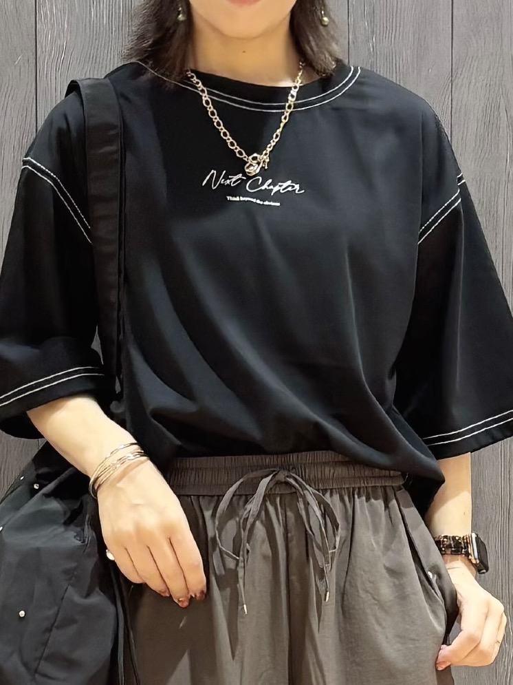 meiさんの「SHOO･LA･RUE｜【S-LL/体型カバー】インせず着られる 配色ステッチ 5分袖ロゴTシャツ」を使ったコーディネート