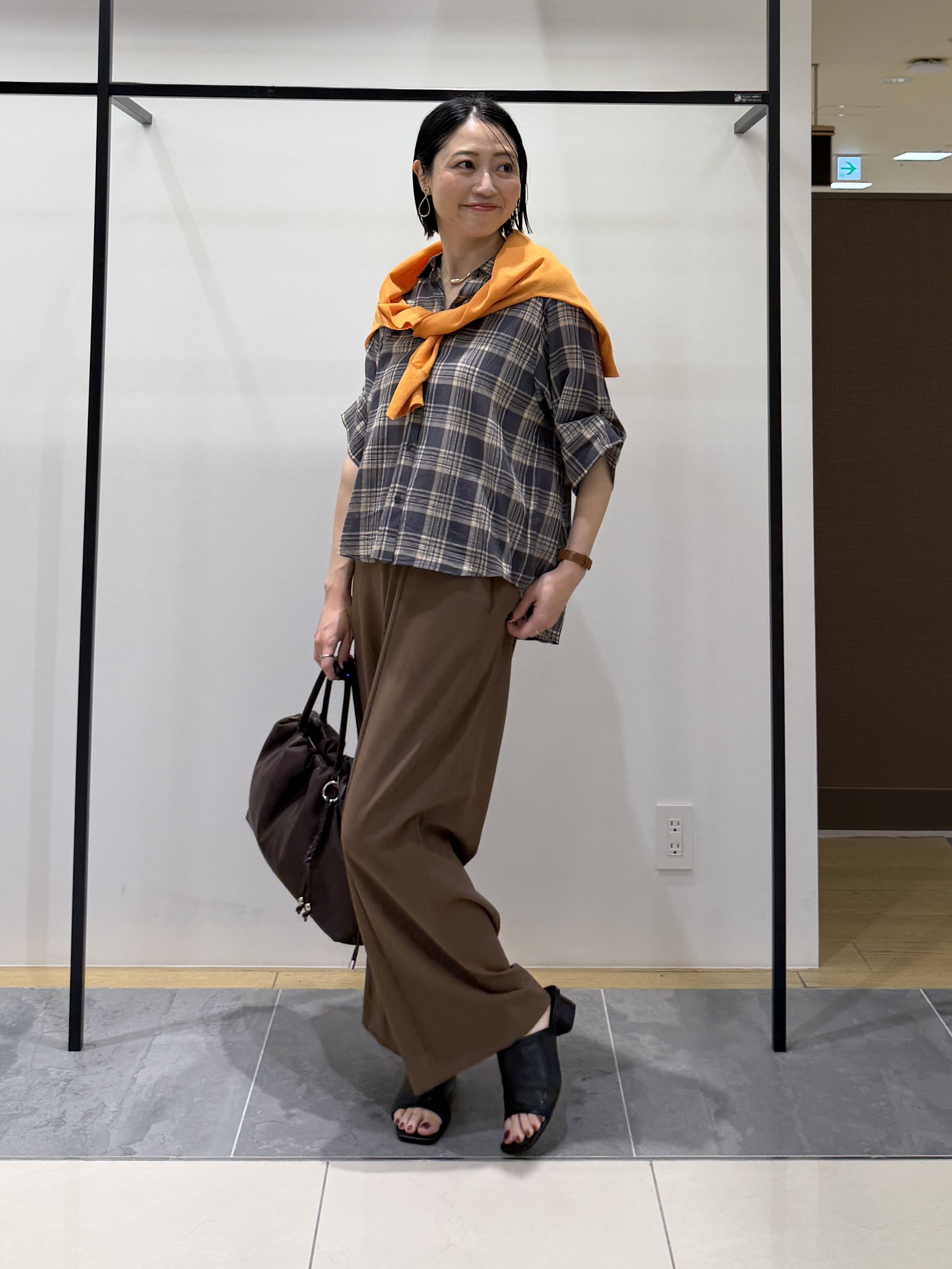 shihoさんの「INDIVI｜【コットン100％／透け感／2WAY】袖アレンジ チェックシャツ」を使ったコーディネート