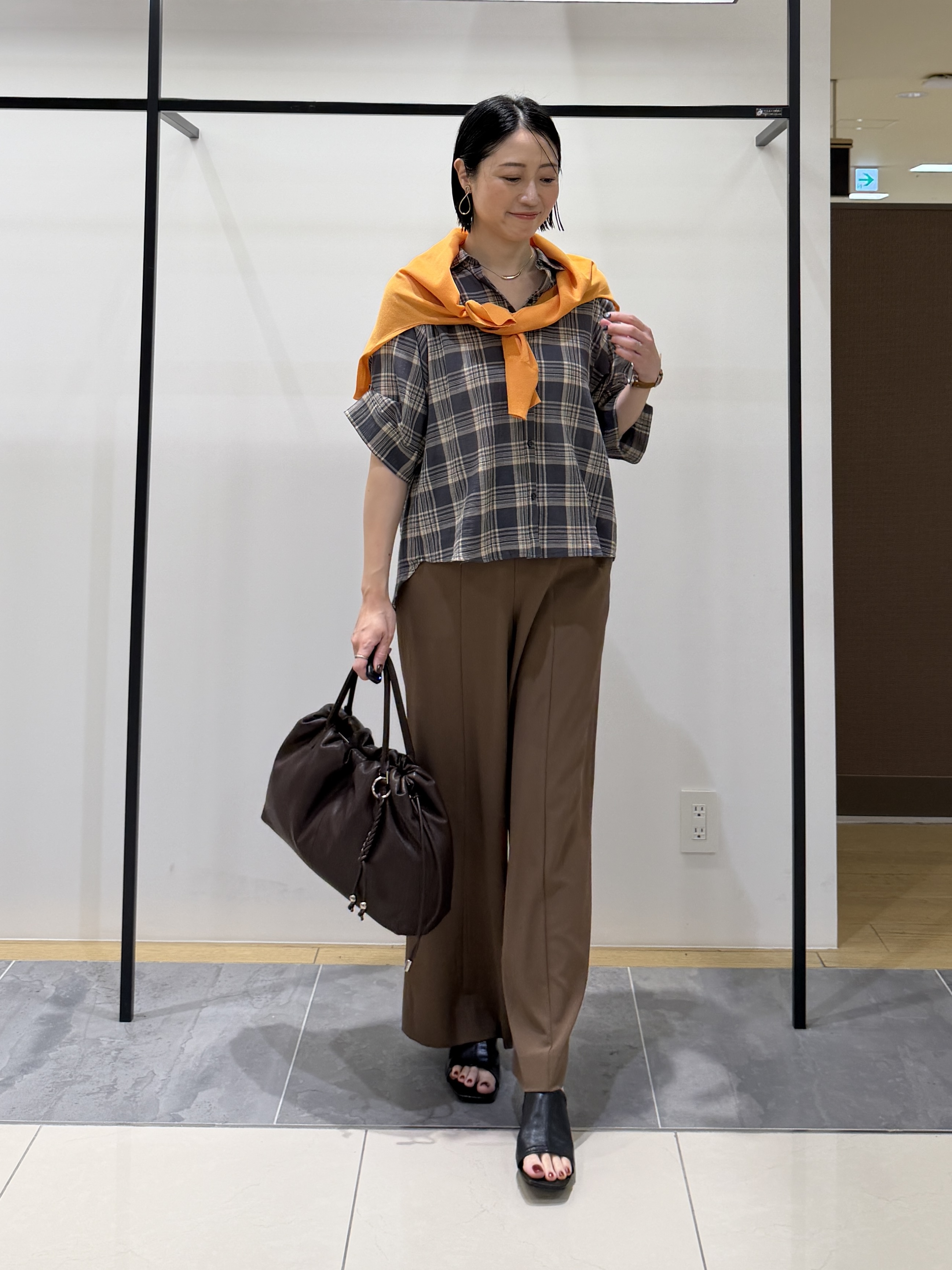 shihoさんの「INDIVI｜【コットン100％／透け感／2WAY】袖アレンジ チェックシャツ」を使ったコーディネート