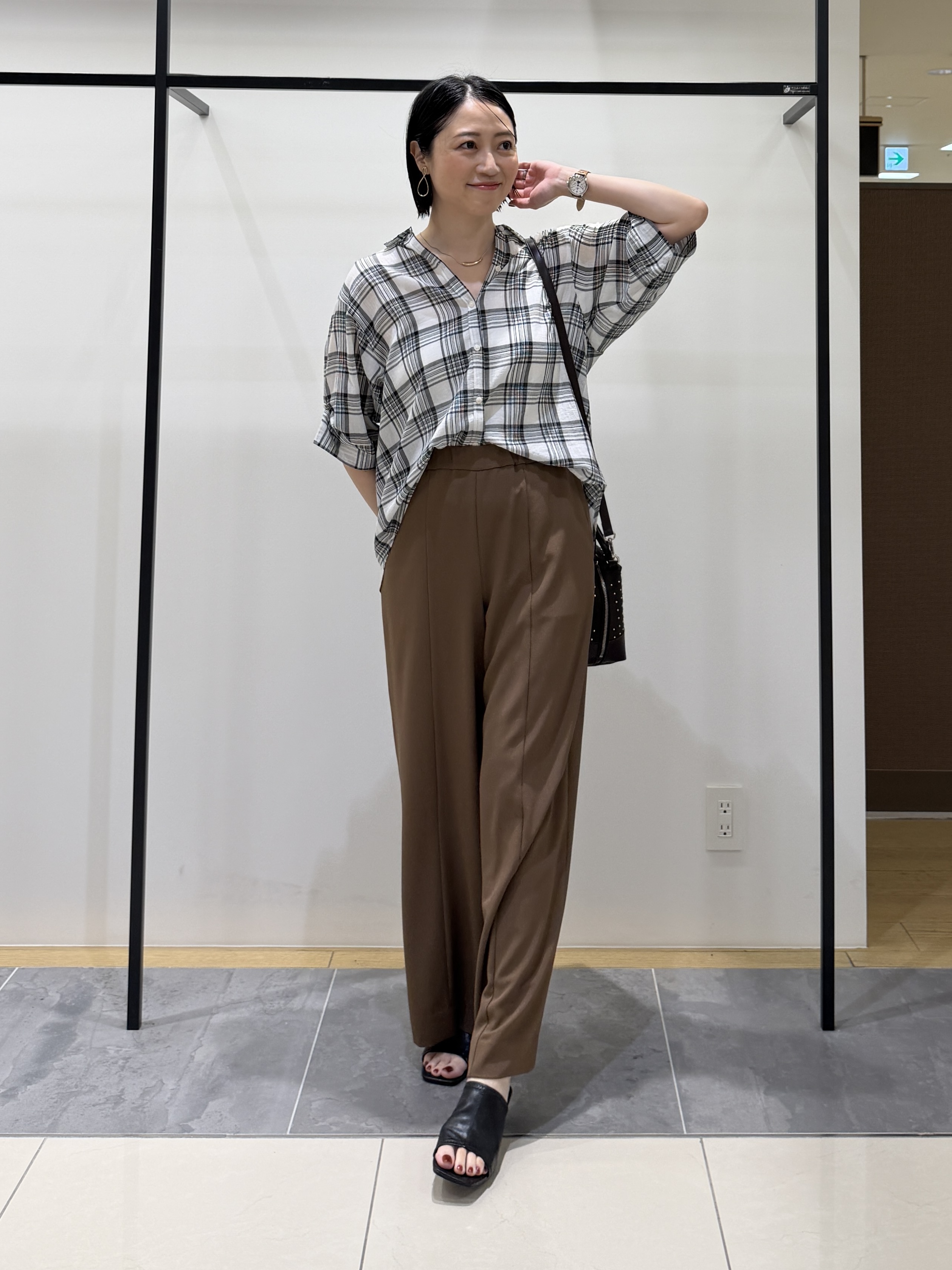 shihoさんの「INDIVI｜【コットン100％／透け感／2WAY】袖アレンジ チェックシャツ」を使ったコーディネート