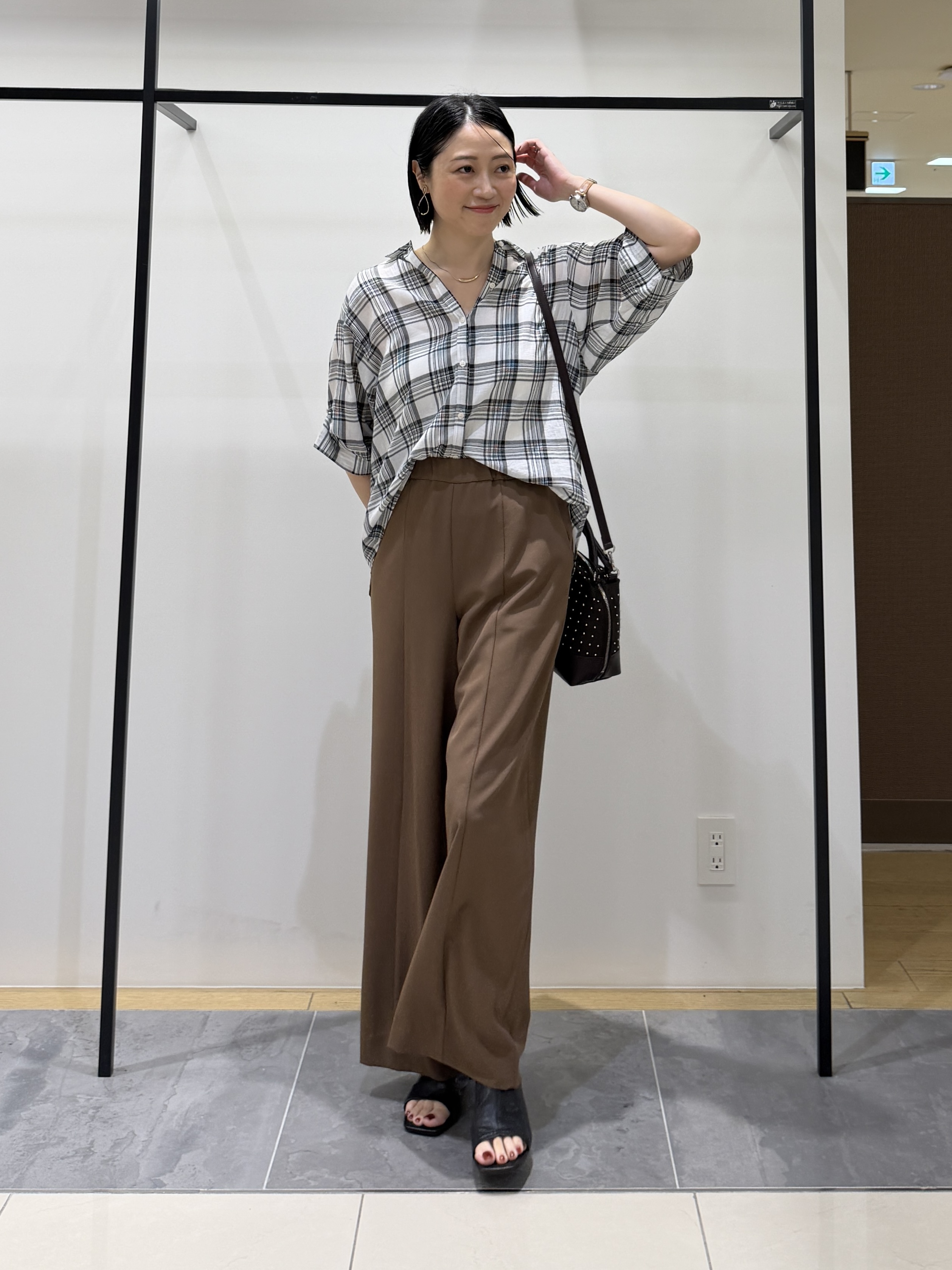 shihoさんの「INDIVI｜【コットン100％／透け感／2WAY】袖アレンジ チェックシャツ」を使ったコーディネート