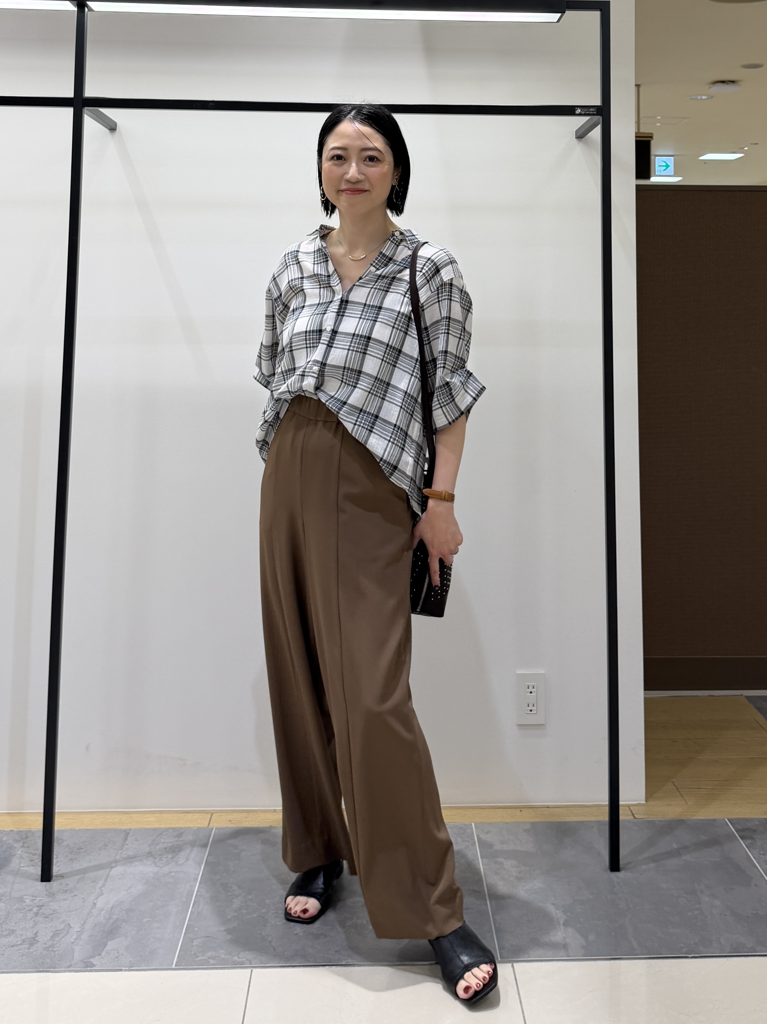 shihoさんの「INDIVI｜【コットン100％／透け感／2WAY】袖アレンジ チェックシャツ」を使ったコーディネート