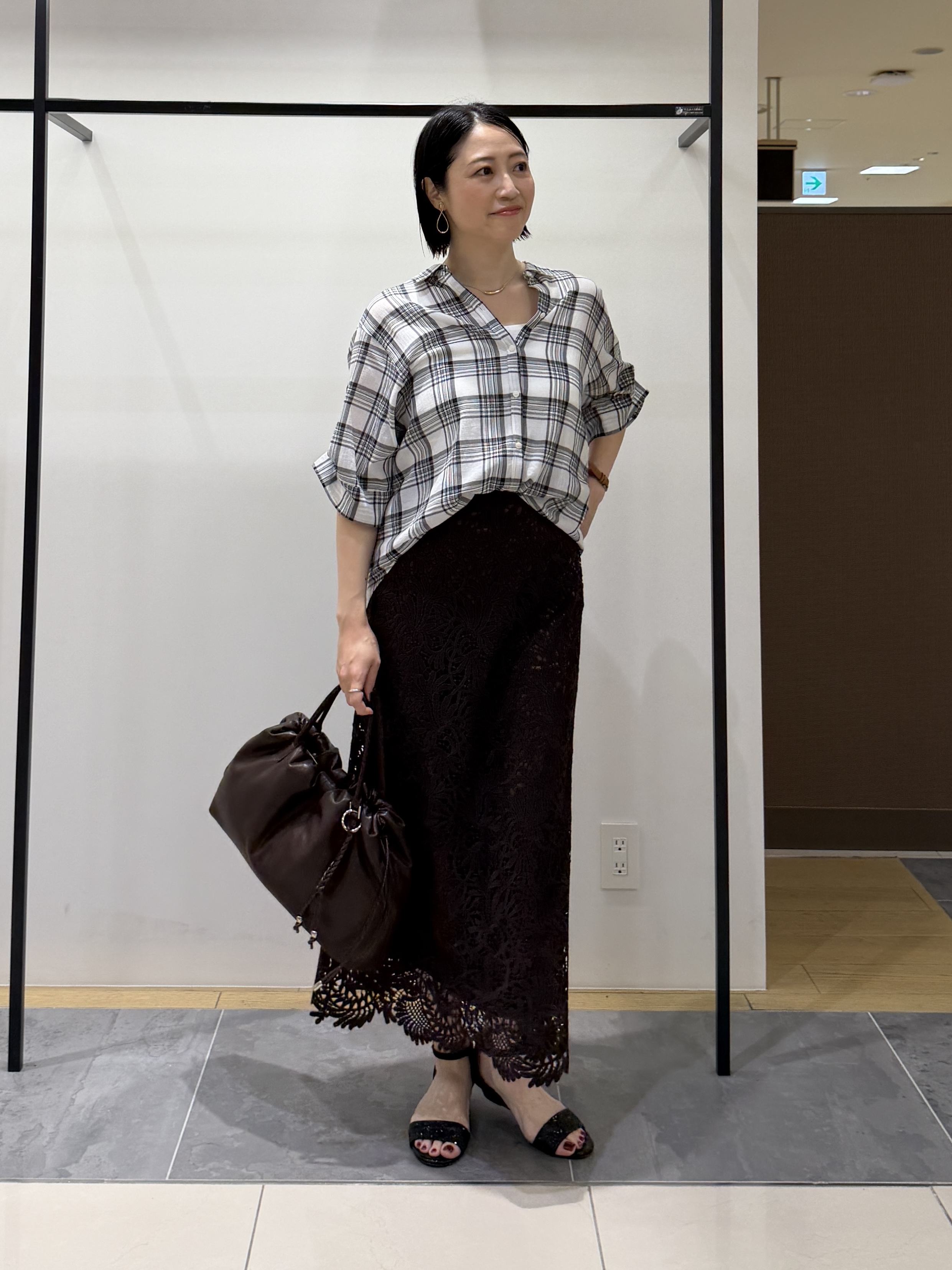 shihoさんの「INDIVI｜【コットン100％／透け感／2WAY】袖アレンジ チェックシャツ」を使ったコーディネート