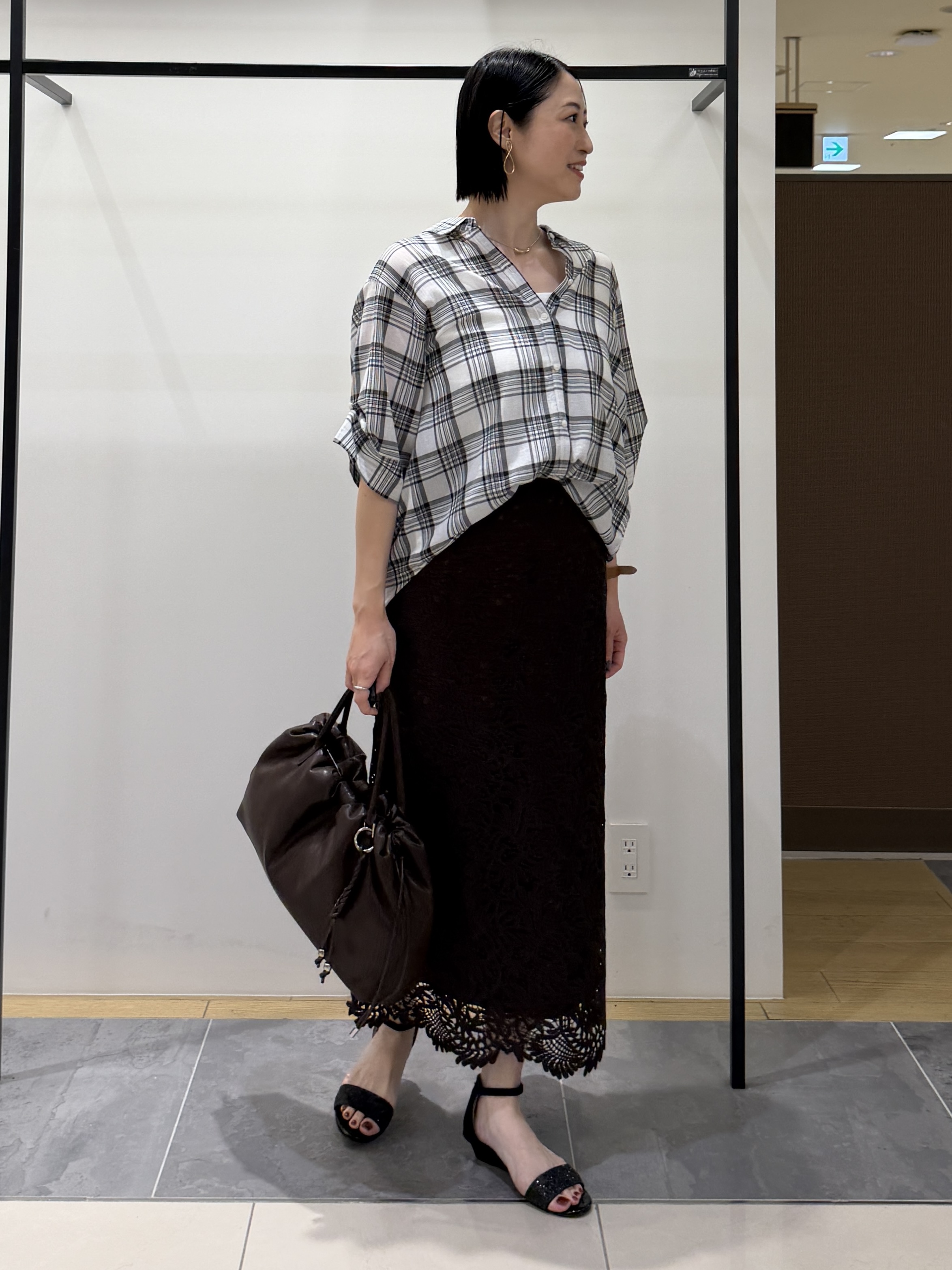 shihoさんの「INDIVI｜【コットン100％／透け感／2WAY】袖アレンジ チェックシャツ」を使ったコーディネート