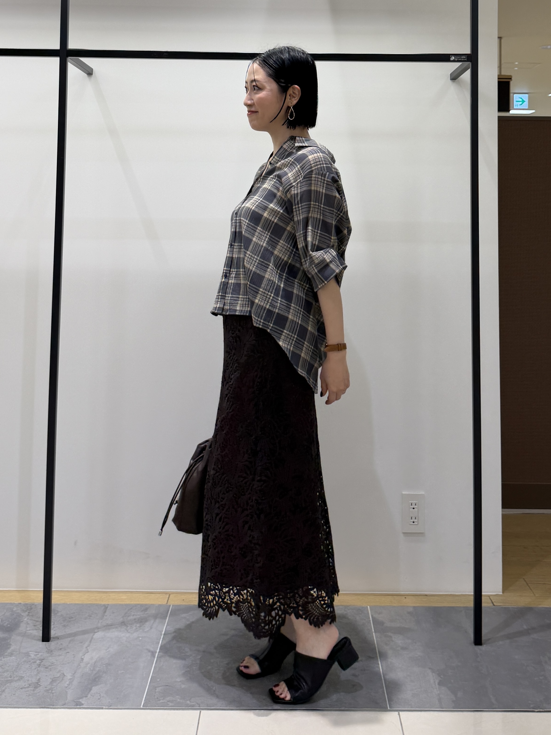 shihoさんの「INDIVI｜【コットン100％／透け感／2WAY】袖アレンジ チェックシャツ」を使ったコーディネート