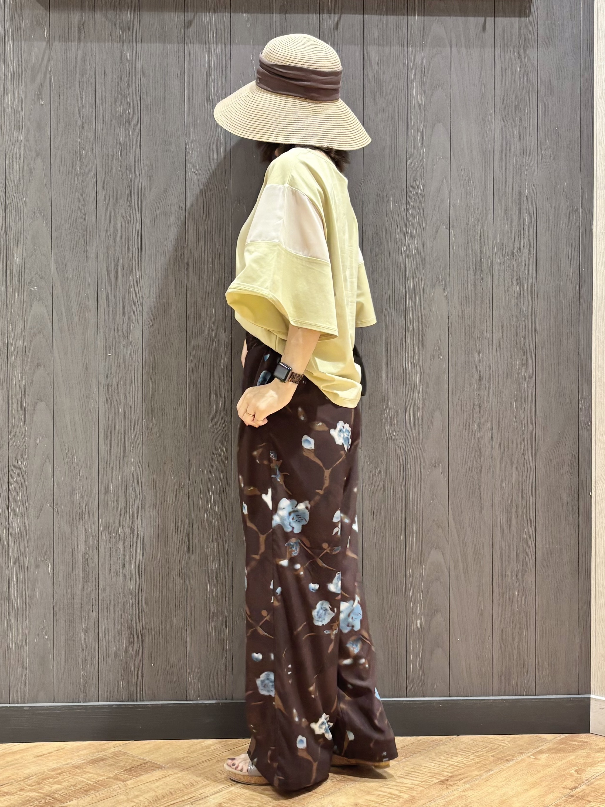 meiさんの「SHOO･LA･RUE｜【S-LL/洗濯機可/体型カバー】フレアスリーブで二の腕を自然に隠せる 浅VネックTシャツ」を使ったコーディネート