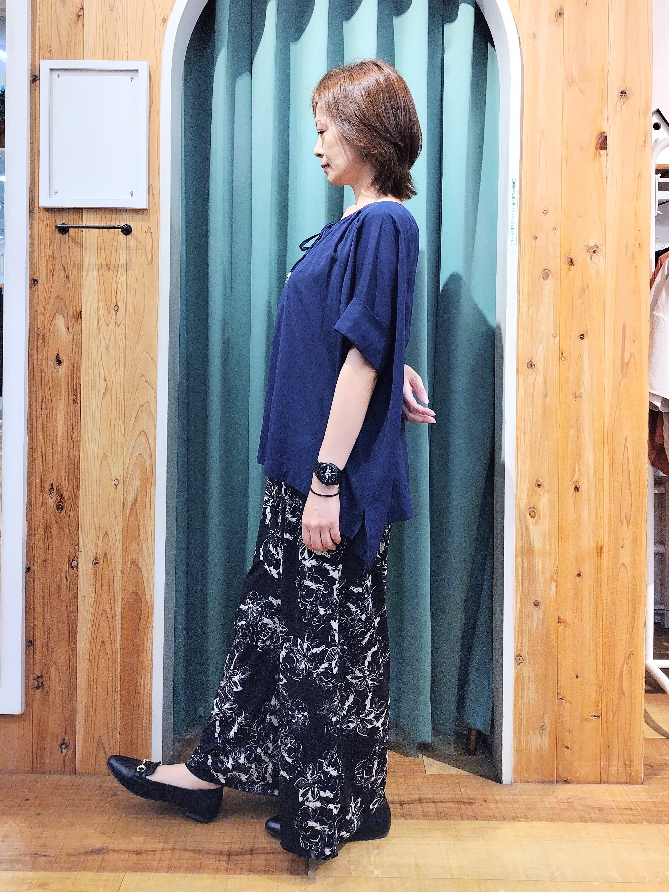ショーコラさんの「SHOO･LA･RUE｜【2点セット/洗濯機可】大人の抜け感 インせず決まるリボン付きブラウス＆タンクトップ」を使ったコーディネート