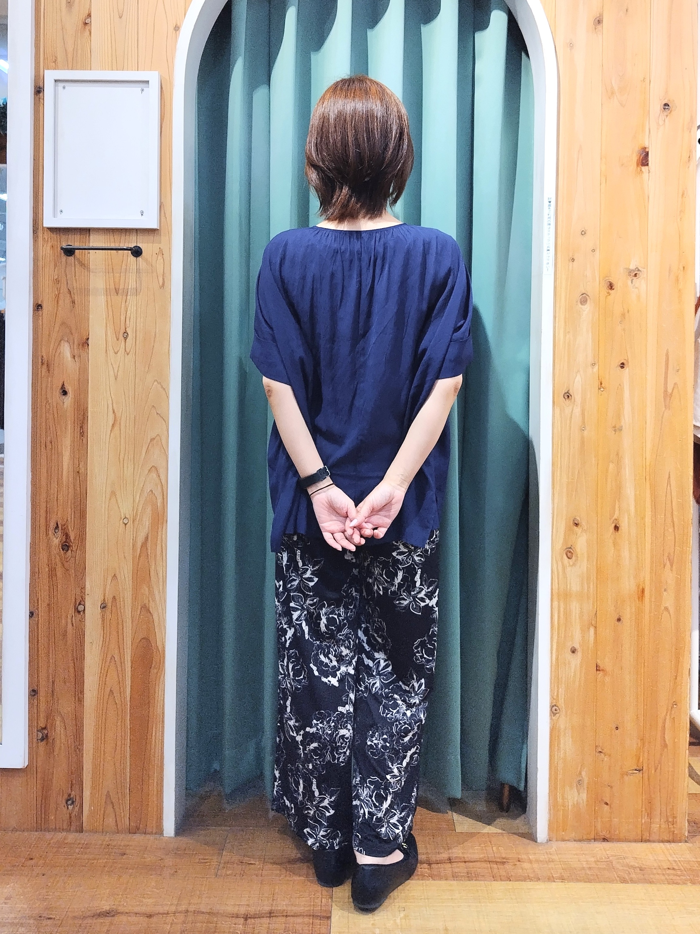 ショーコラさんの「SHOO･LA･RUE｜【2点セット/洗濯機可】大人の抜け感 インせず決まるリボン付きブラウス＆タンクトップ」を使ったコーディネート