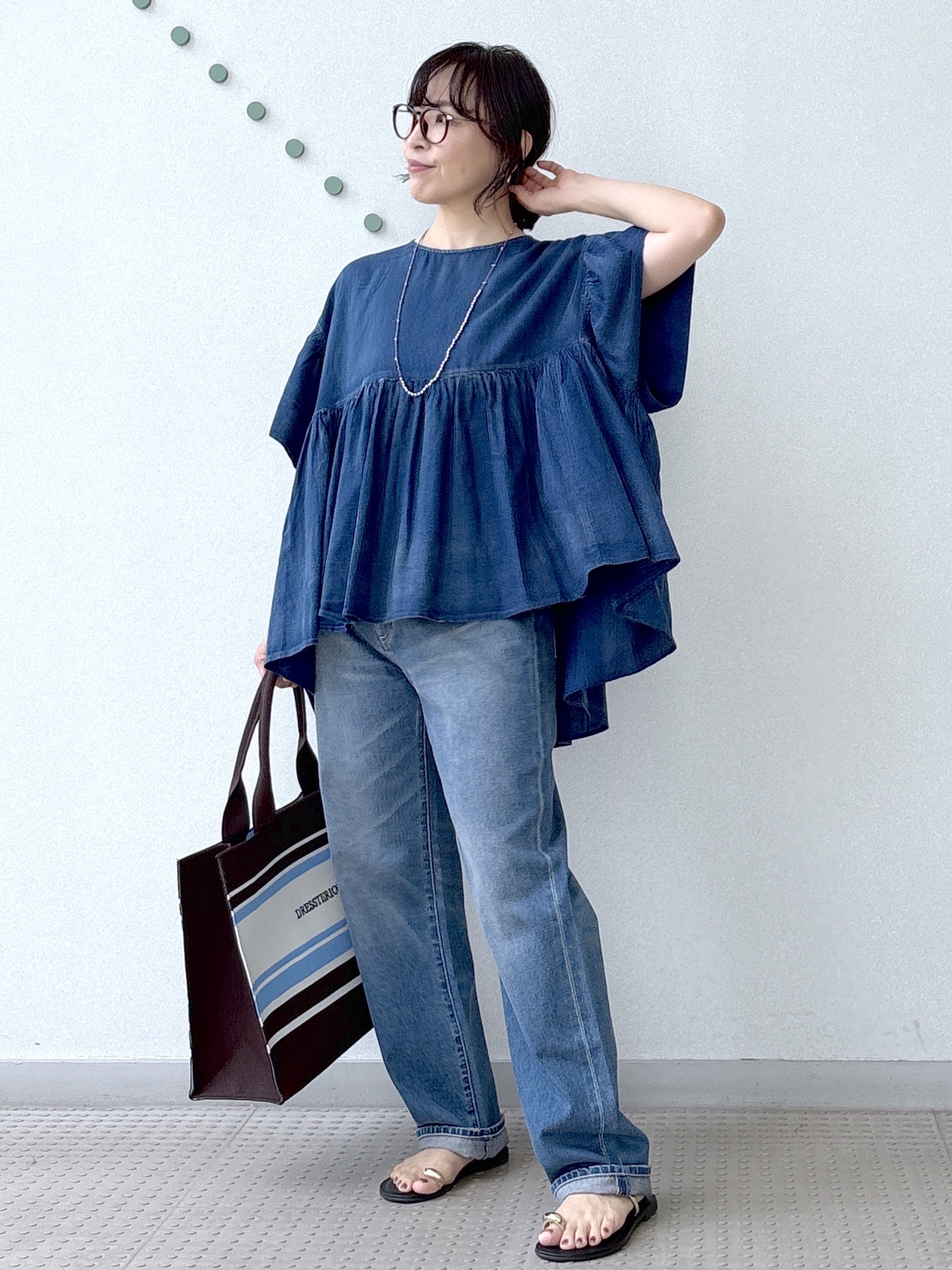 kawamuraさんの「DRESSTERIOR｜【涼しく着映え】シアーデニムAラインブラウス」を使ったコーディネート