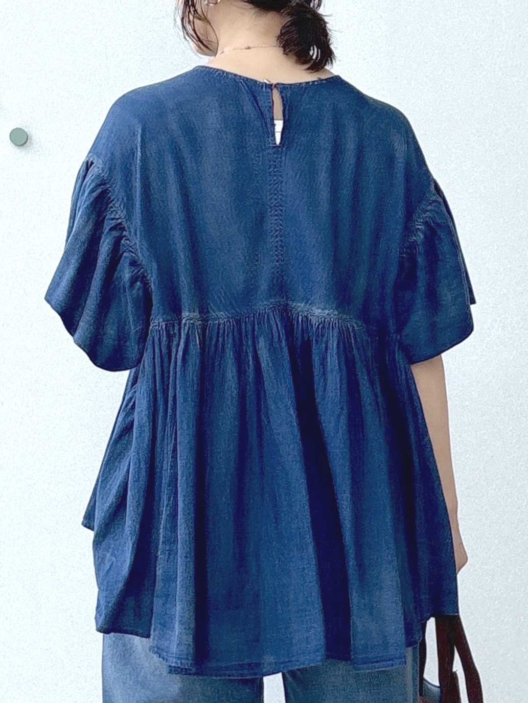 kawamuraさんの「DRESSTERIOR｜【涼しく着映え】シアーデニムAラインブラウス」を使ったコーディネート