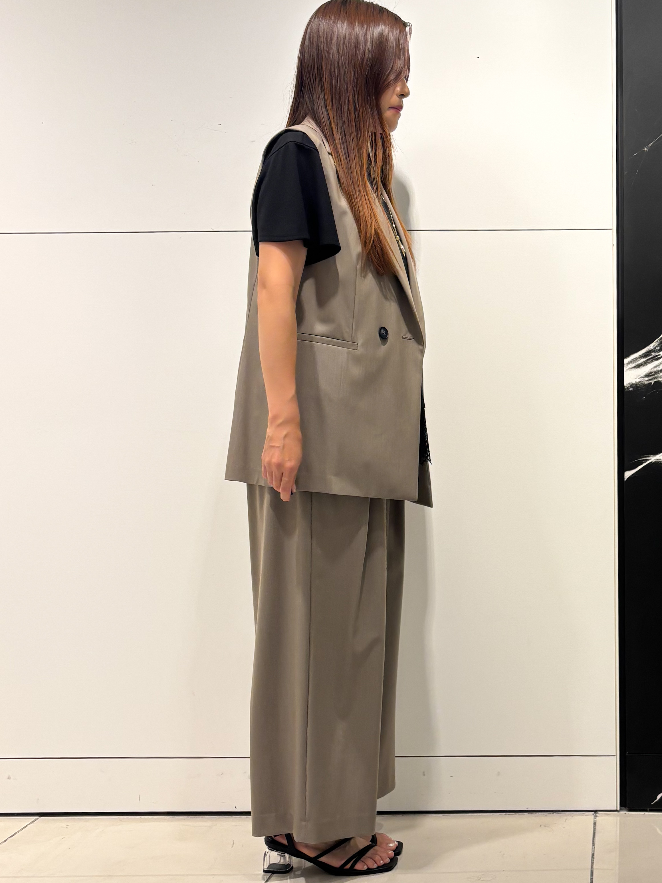 シオンさんの「COUP DE CHANCE｜【手洗い可／日本製／接触冷感】裾レースカットソー」を使ったコーディネート