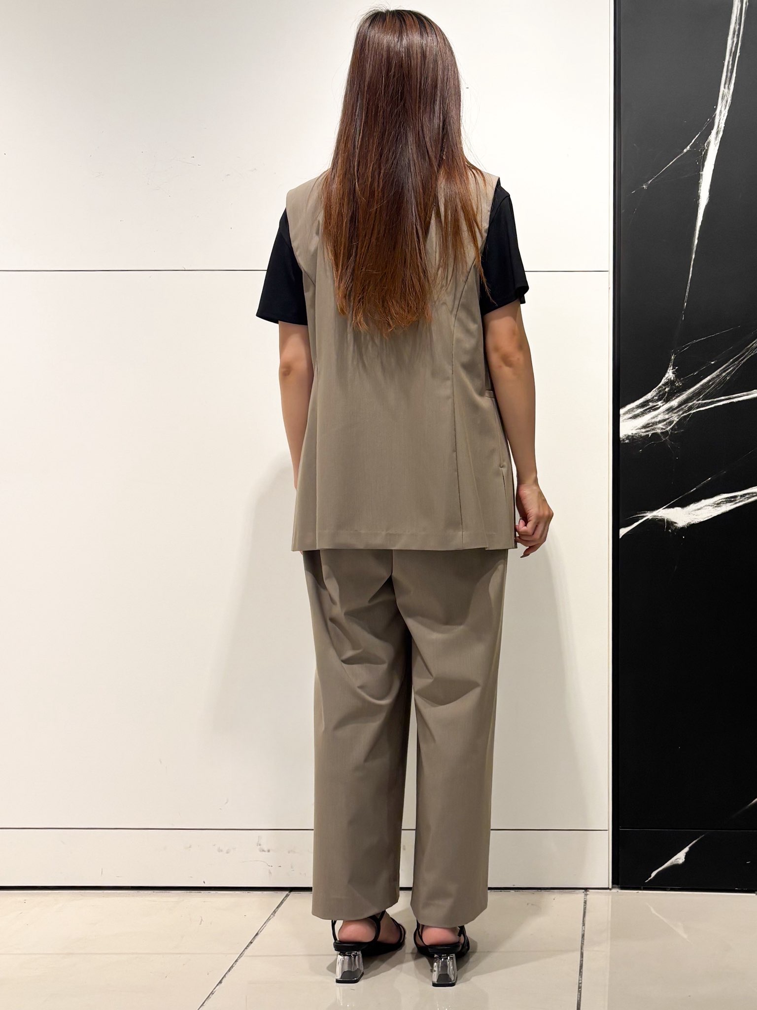 シオンさんの「COUP DE CHANCE｜【手洗い可／日本製／接触冷感】裾レースカットソー」を使ったコーディネート