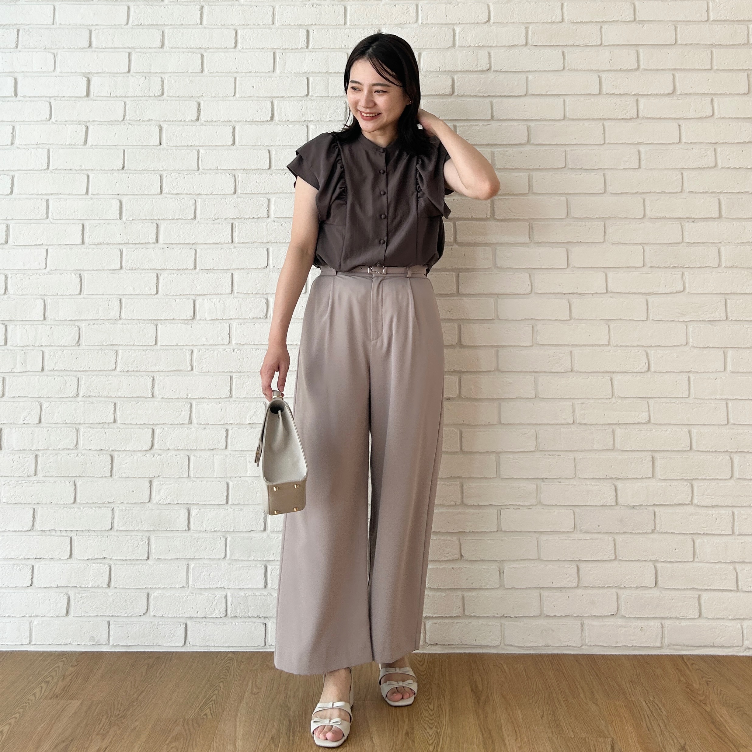 shinoさんの「Couture brooch｜【さらっと軽い】ラッフルスリーブ ブラウス【洗濯機可】」を使ったコーディネート
