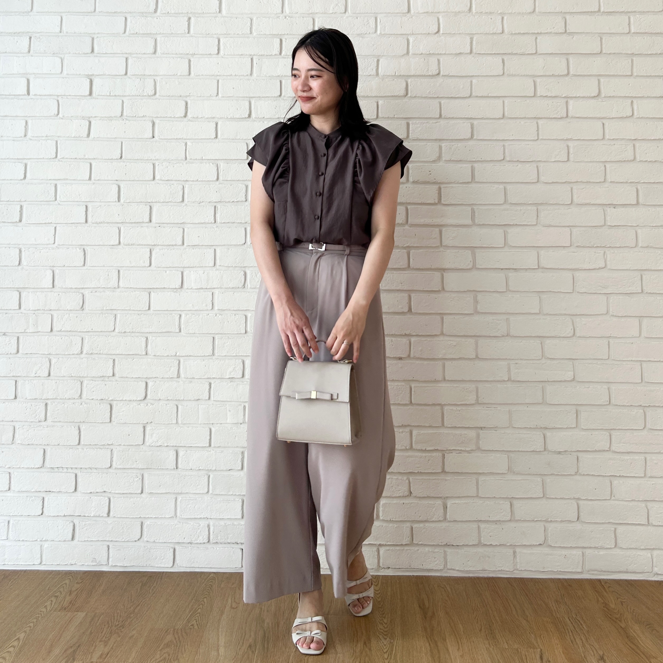shinoさんの「Couture brooch｜【さらっと軽い】ラッフルスリーブ ブラウス【洗濯機可】」を使ったコーディネート