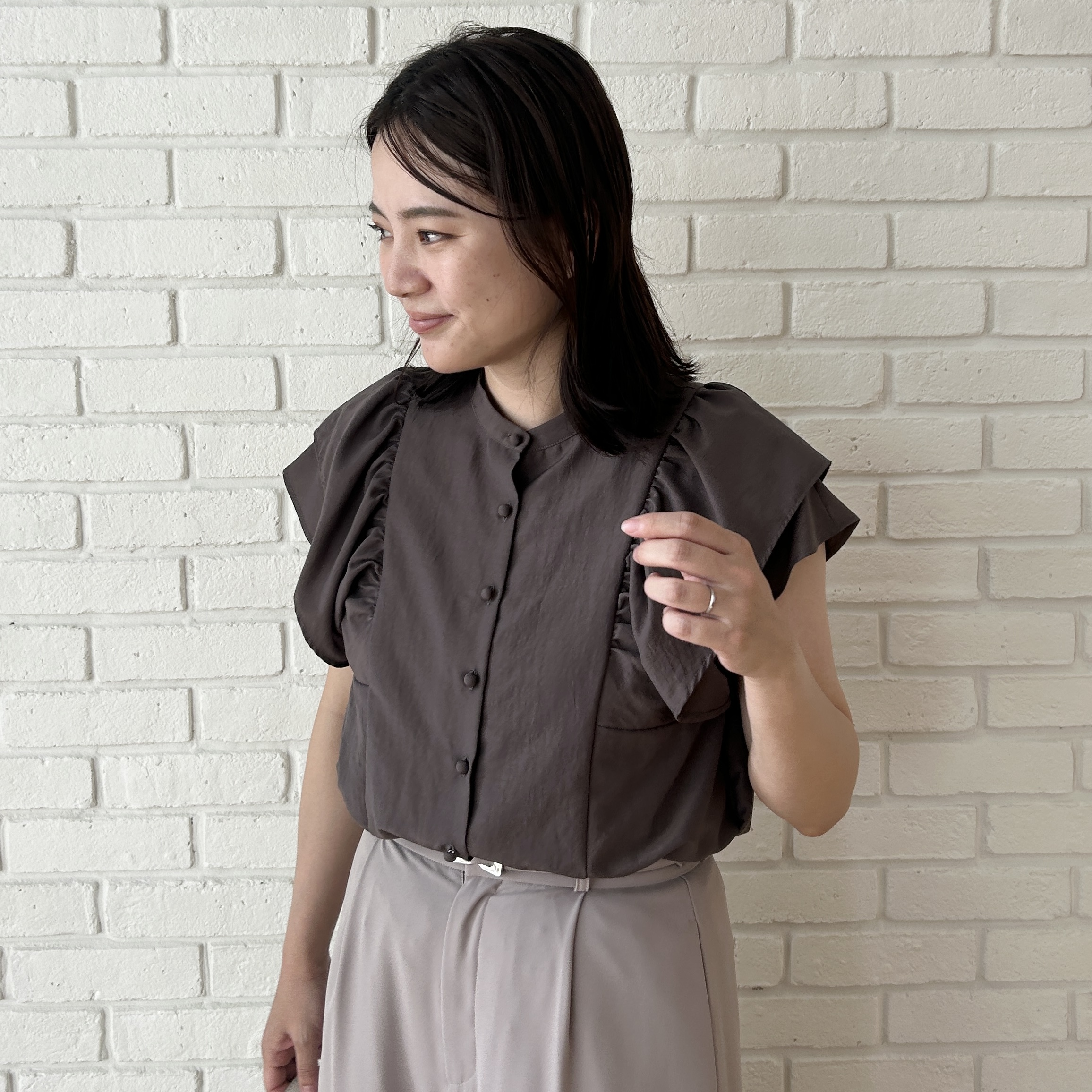 shinoさんの「Couture brooch｜【さらっと軽い】ラッフルスリーブ ブラウス【洗濯機可】」を使ったコーディネート