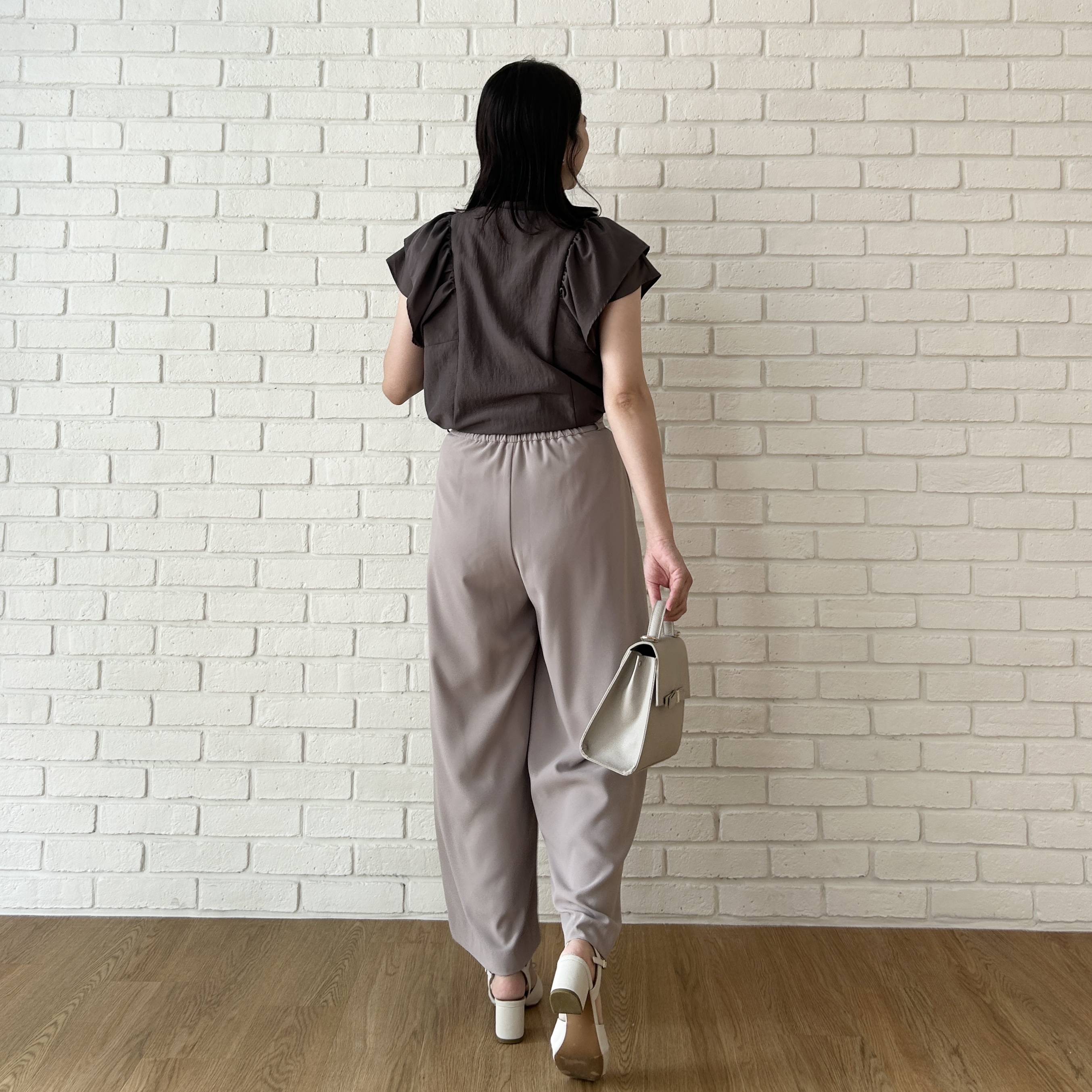shinoさんの「Couture brooch｜【さらっと軽い】ラッフルスリーブ ブラウス【洗濯機可】」を使ったコーディネート