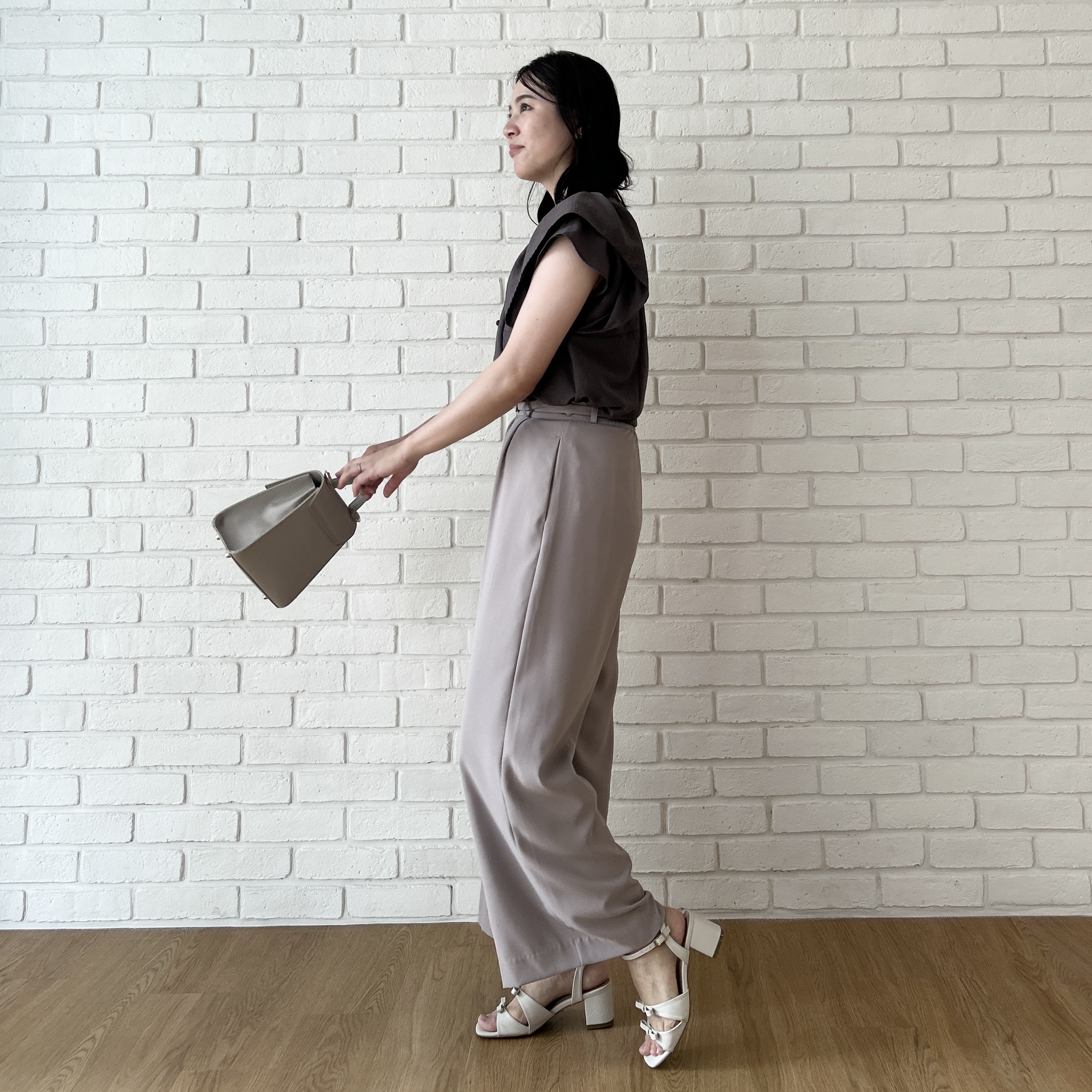 shinoさんの「Couture brooch｜【さらっと軽い】ラッフルスリーブ ブラウス【洗濯機可】」を使ったコーディネート