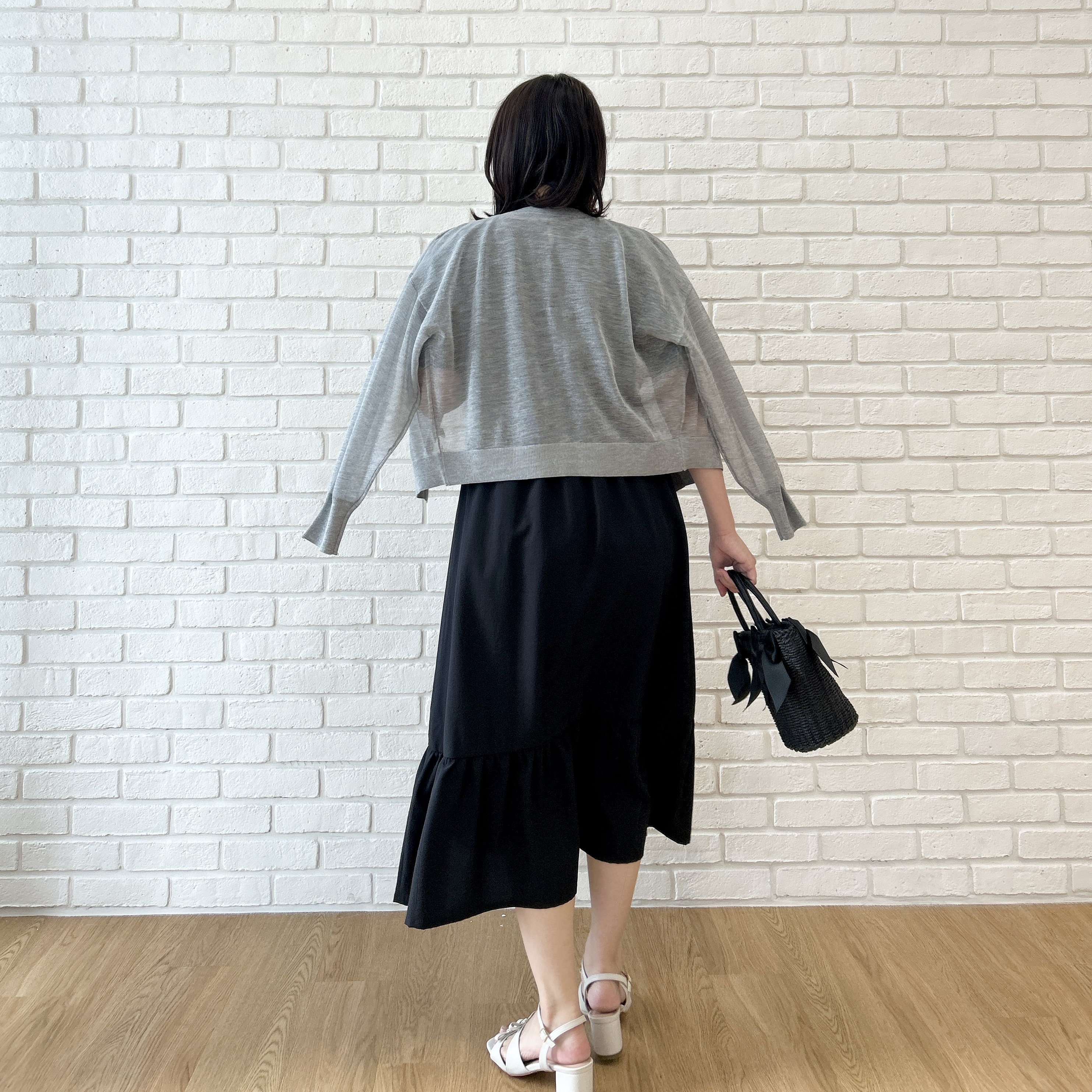 shinoさんの「Couture brooch｜【上品な透け感】ダブルパール調釦 愛されシアーカーディガン」を使ったコーディネート