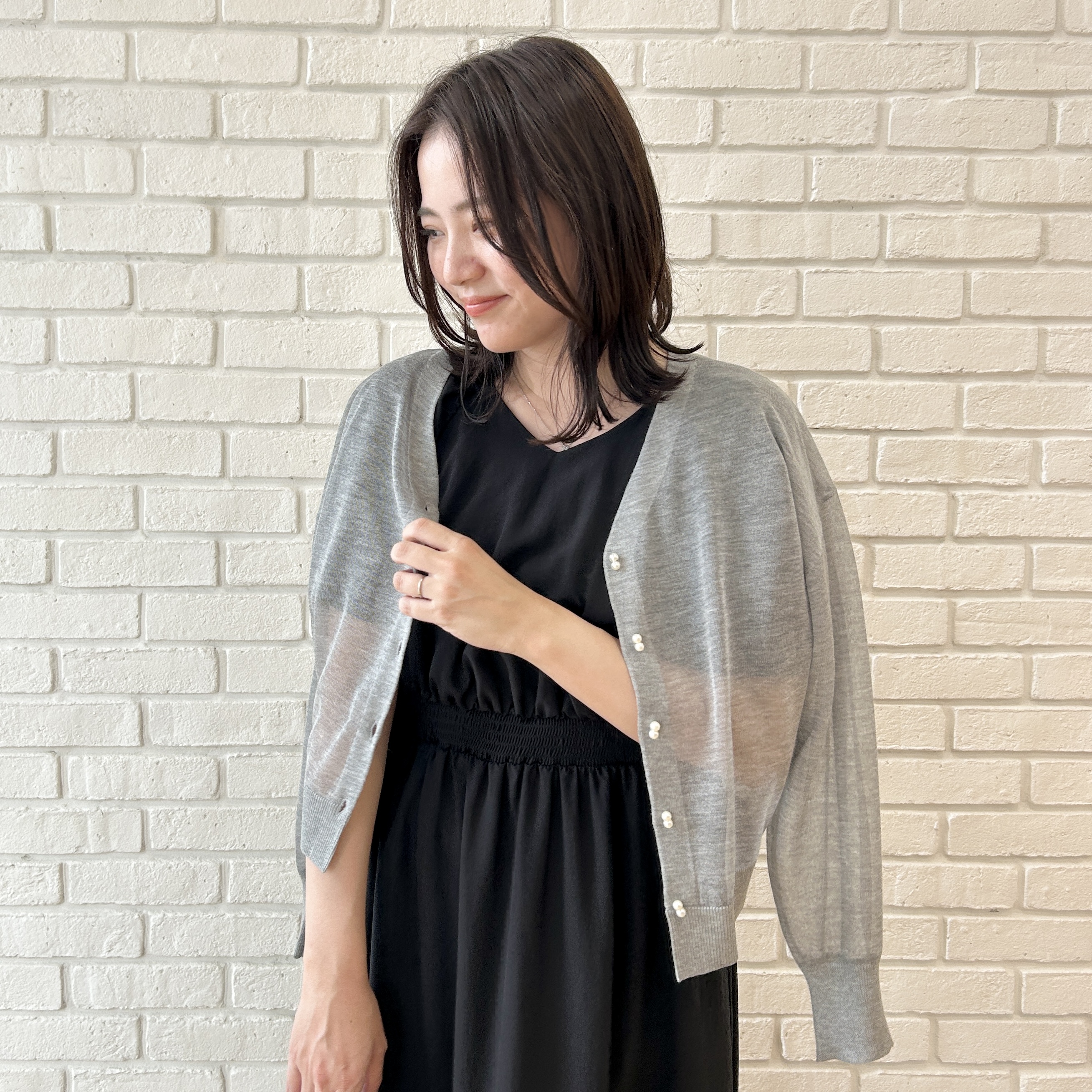 shinoさんの「Couture brooch｜【上品な透け感】ダブルパール調釦 愛されシアーカーディガン」を使ったコーディネート