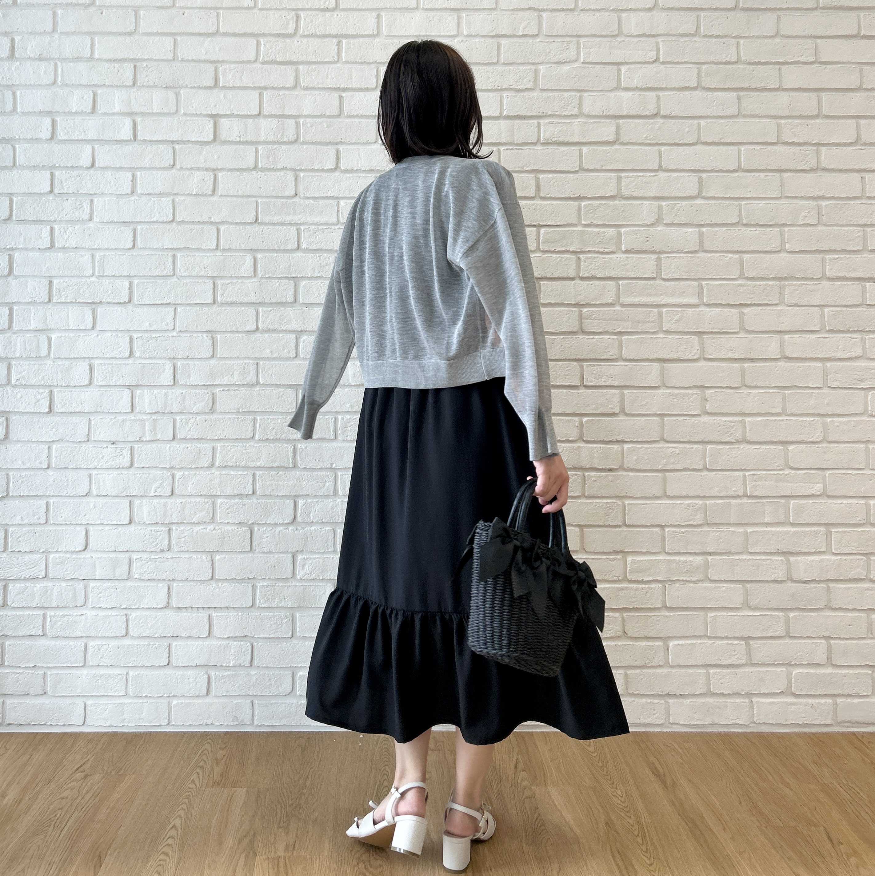 shinoさんの「Couture brooch｜【上品な透け感】ダブルパール調釦 愛されシアーカーディガン」を使ったコーディネート