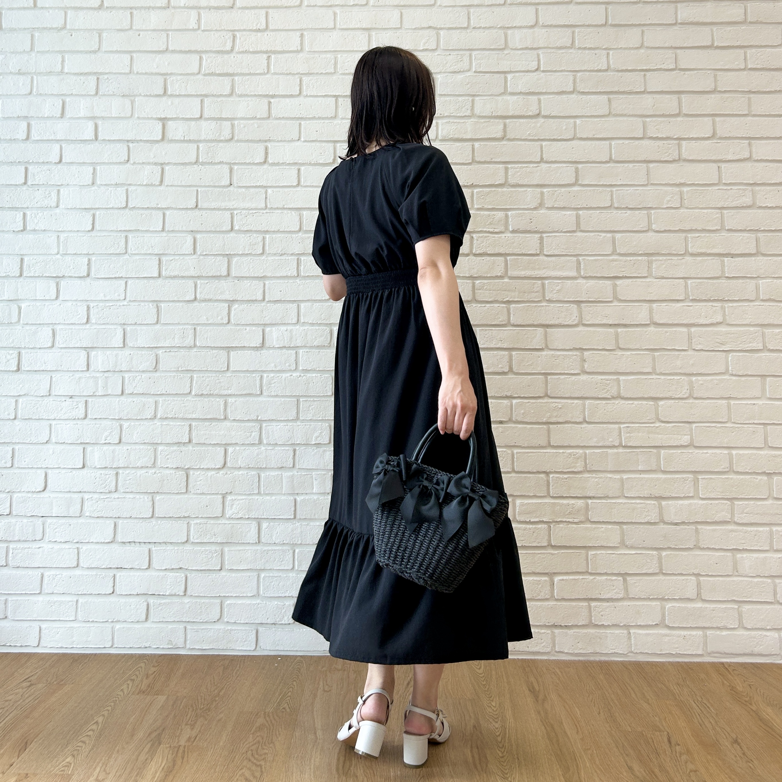 shinoさんの「Couture brooch｜【体型カバー・洗濯機可】ウエストシャーリング Vネックワンピース」を使ったコーディネート
