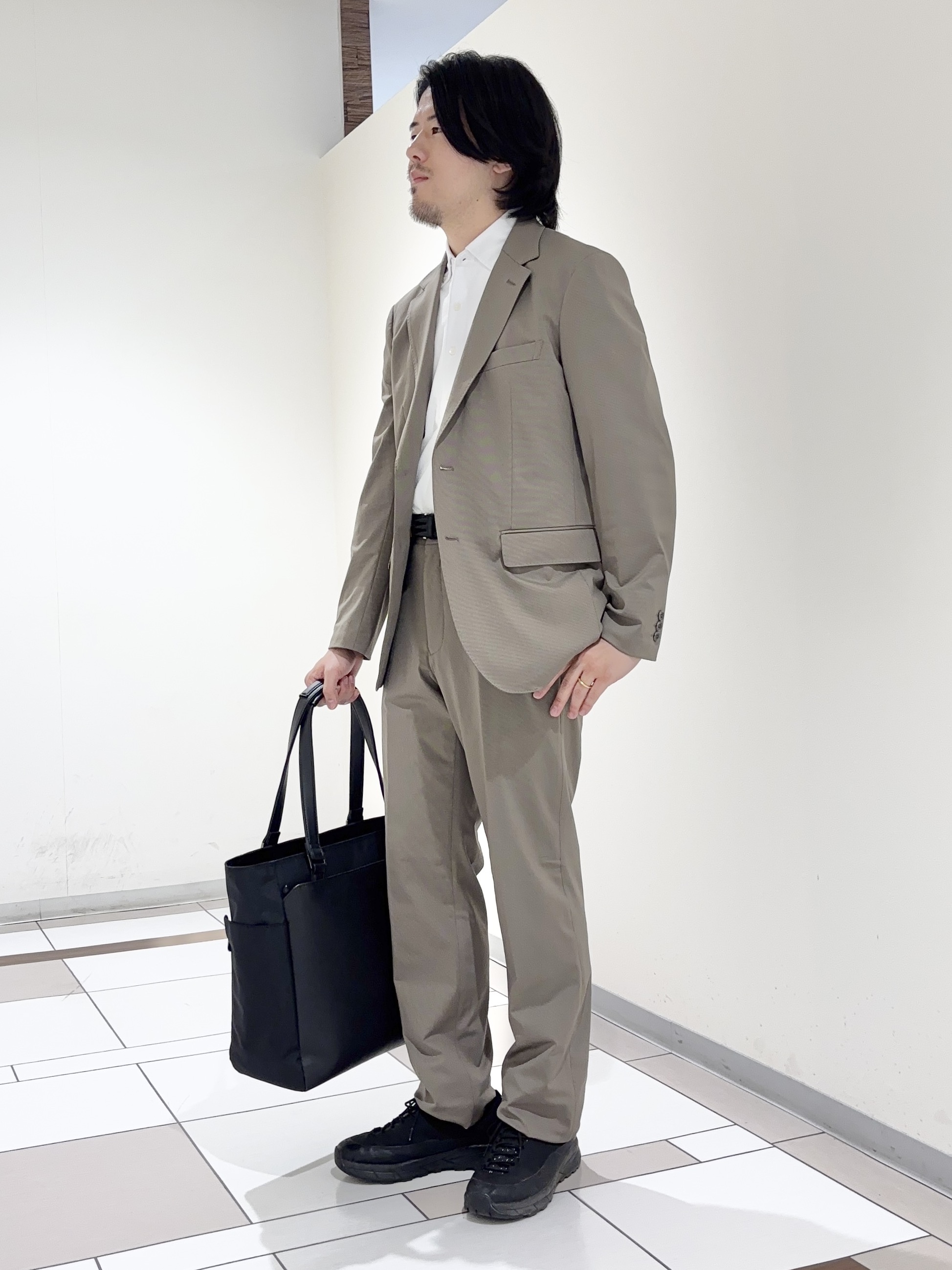 及川さんの「TAKEO KIKUCHI｜【360&deg;ストレッチ／軽量】None Of Stress ライト ジャケット（セットアップ対応）」を使ったコーディネート
