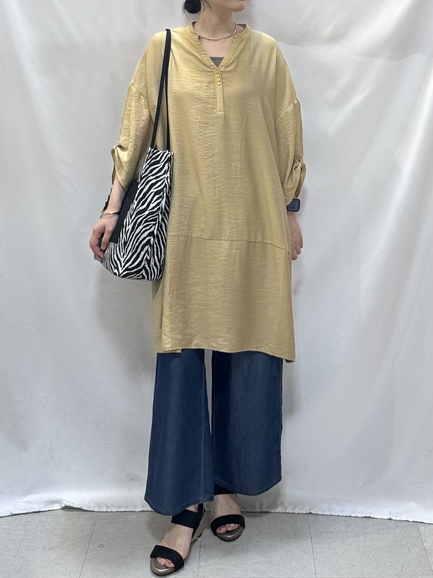 𝐇𝐢𝐫𝐨𝐦𝐢さんの「SHOO･LA･RUE｜【S-LL/洗濯後しわになりにくい】ゆるっと体型カバー 7分袖コクーンチュニック」を使ったコーディネート