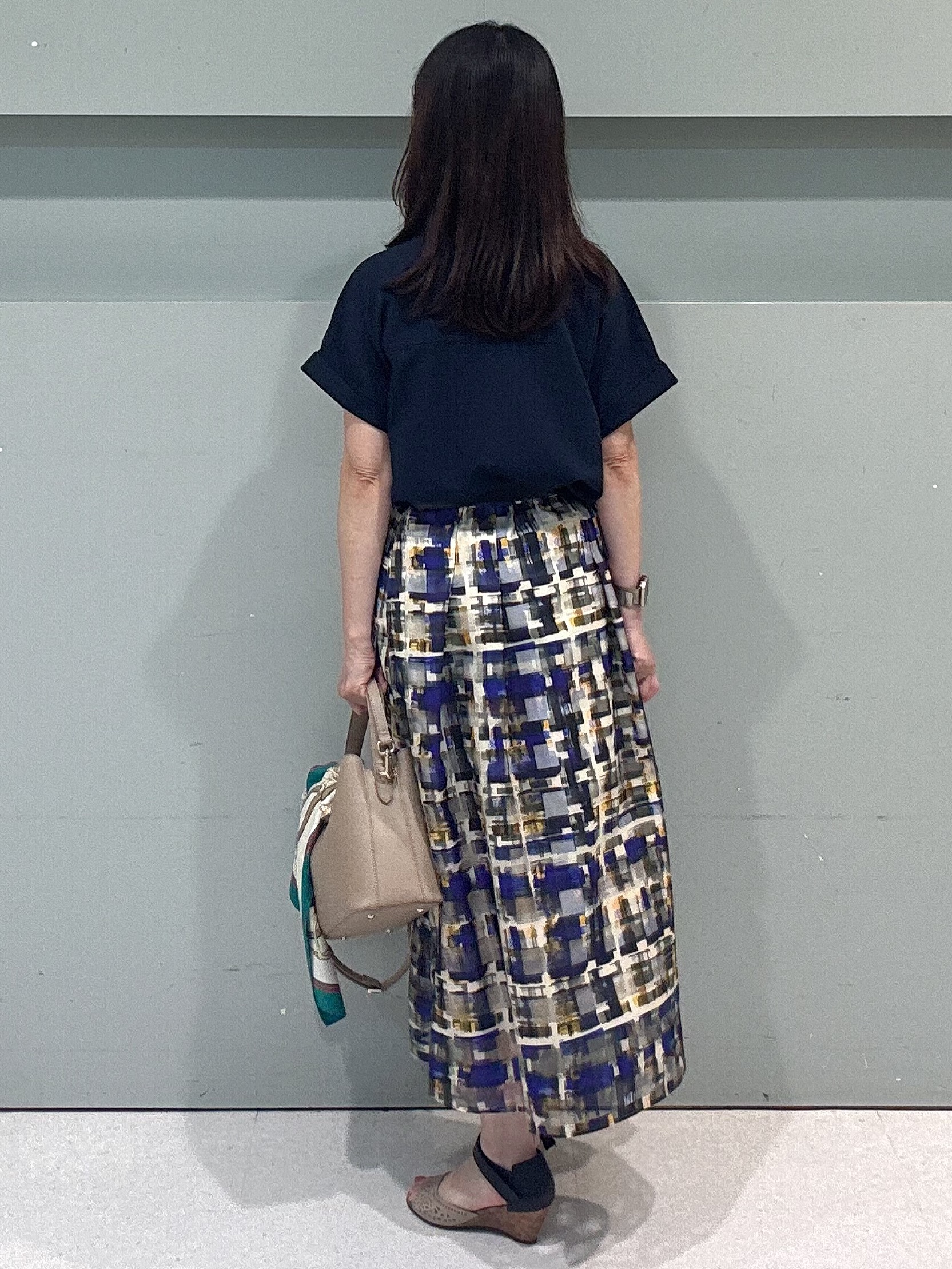 makiさんの「UNTITLED｜【残暑も快適/セットアップ可/接触冷感】エアリークールブラウス」を使ったコーディネート