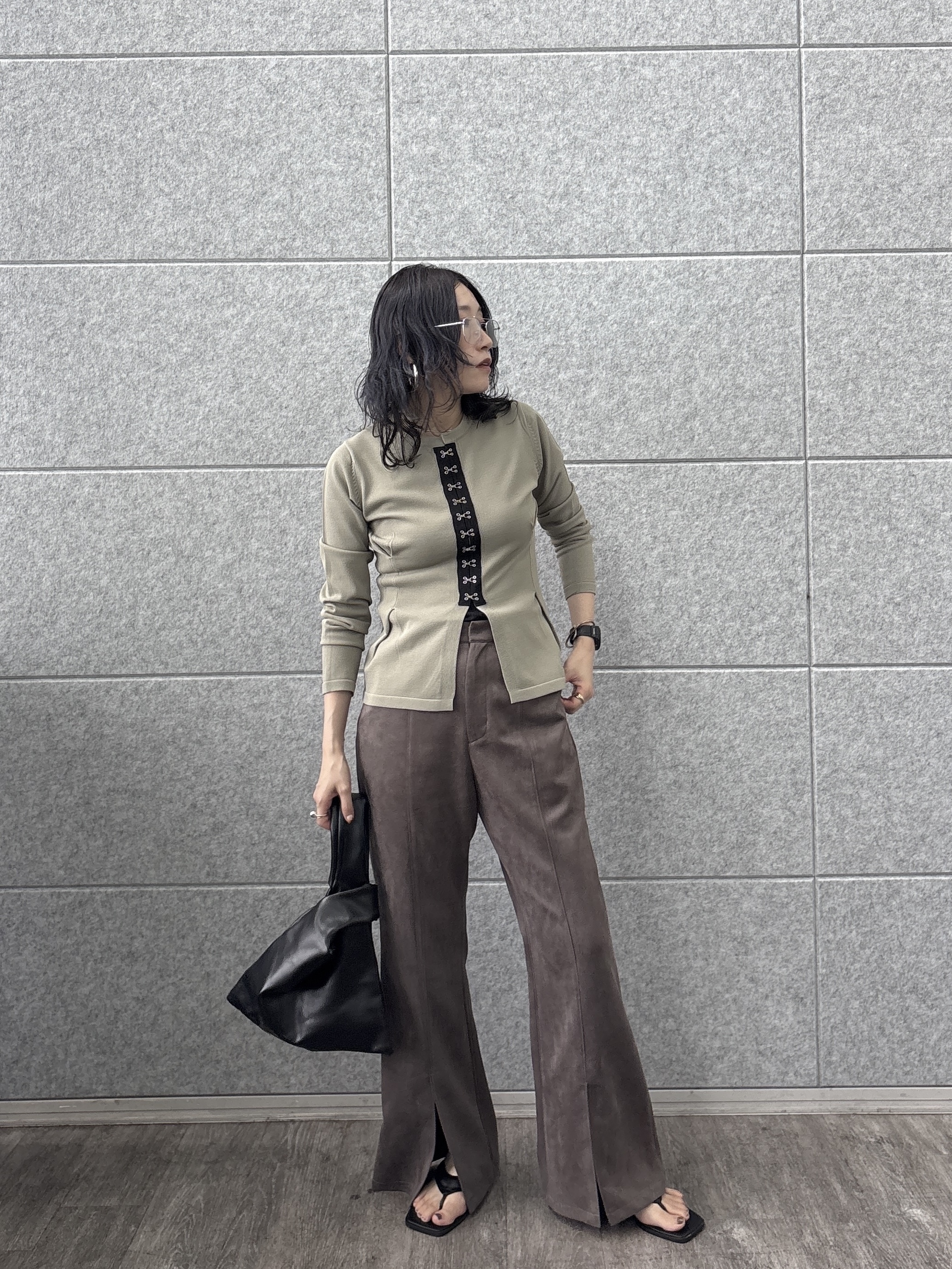 kotakiさんの「INDIVI｜フロントホックコンパクトニットカーディガン」を使ったコーディネート