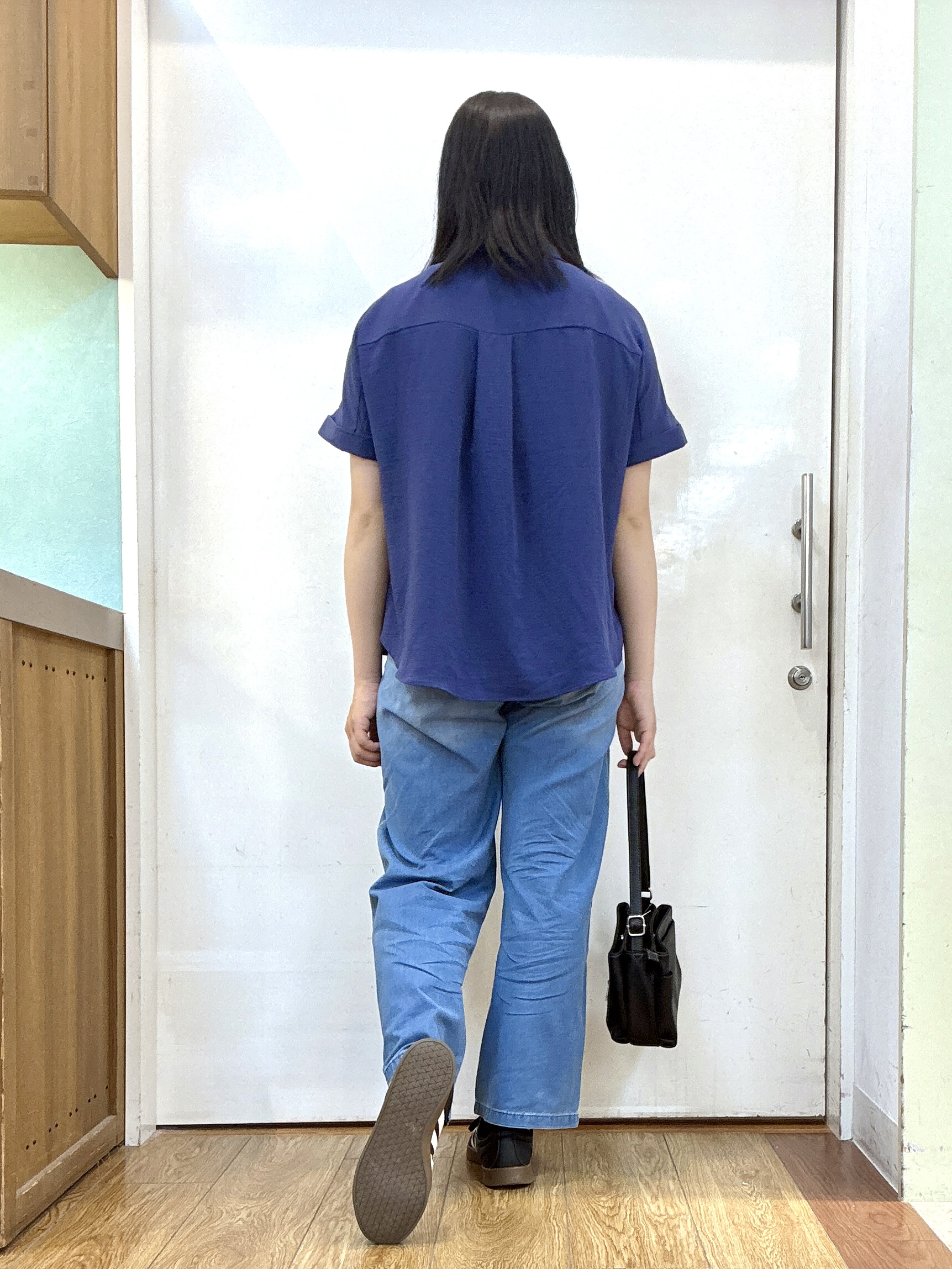 Karinさんの「SHOO･LA･RUE｜【洗濯後しわになりにくい/体型カバー】二の腕も隠せる　お袖ロールアップ半袖シャツ」を使ったコーディネート