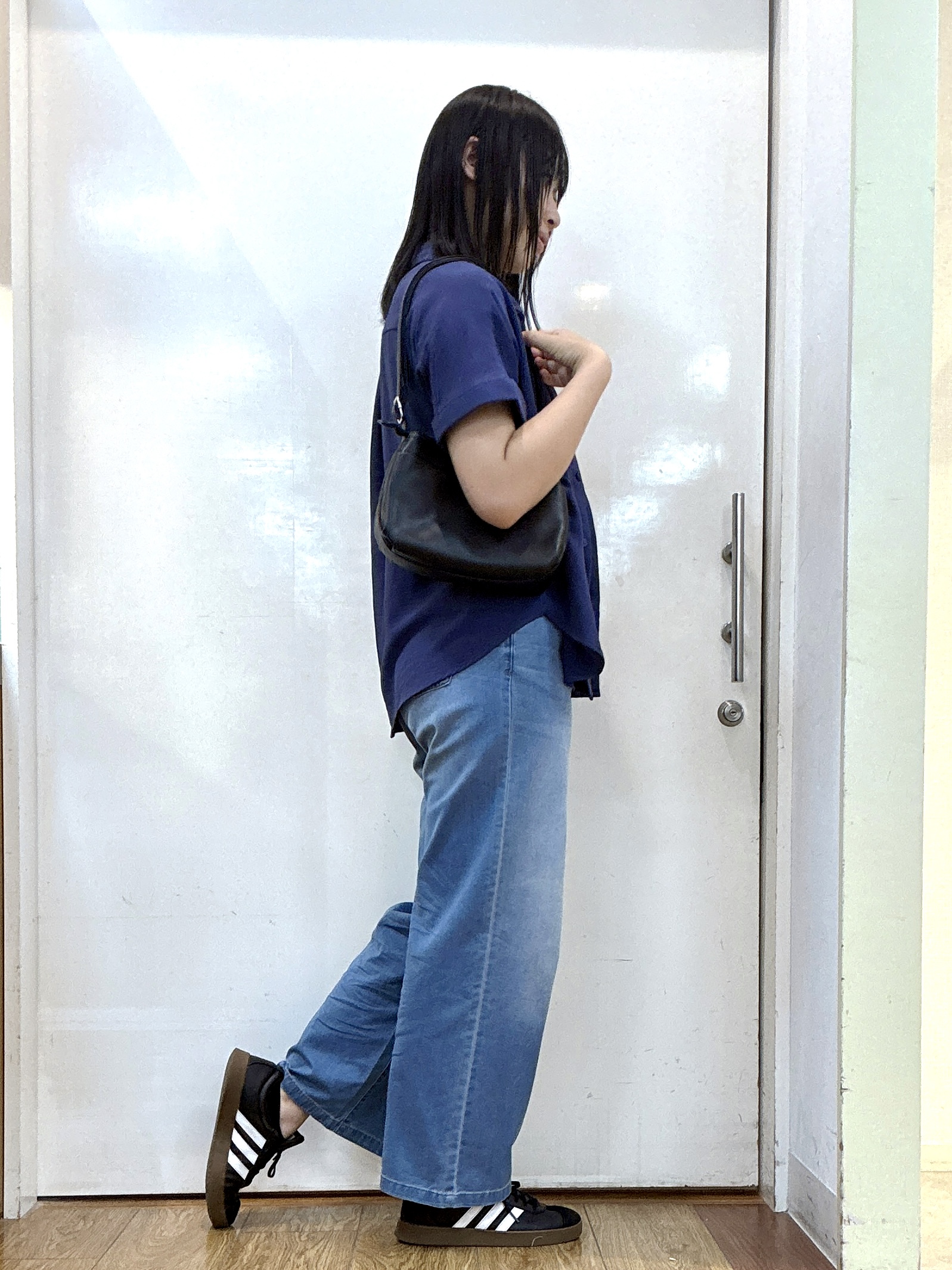 Karinさんの「SHOO･LA･RUE｜【洗濯後しわになりにくい/体型カバー】二の腕も隠せる　お袖ロールアップ半袖シャツ」を使ったコーディネート