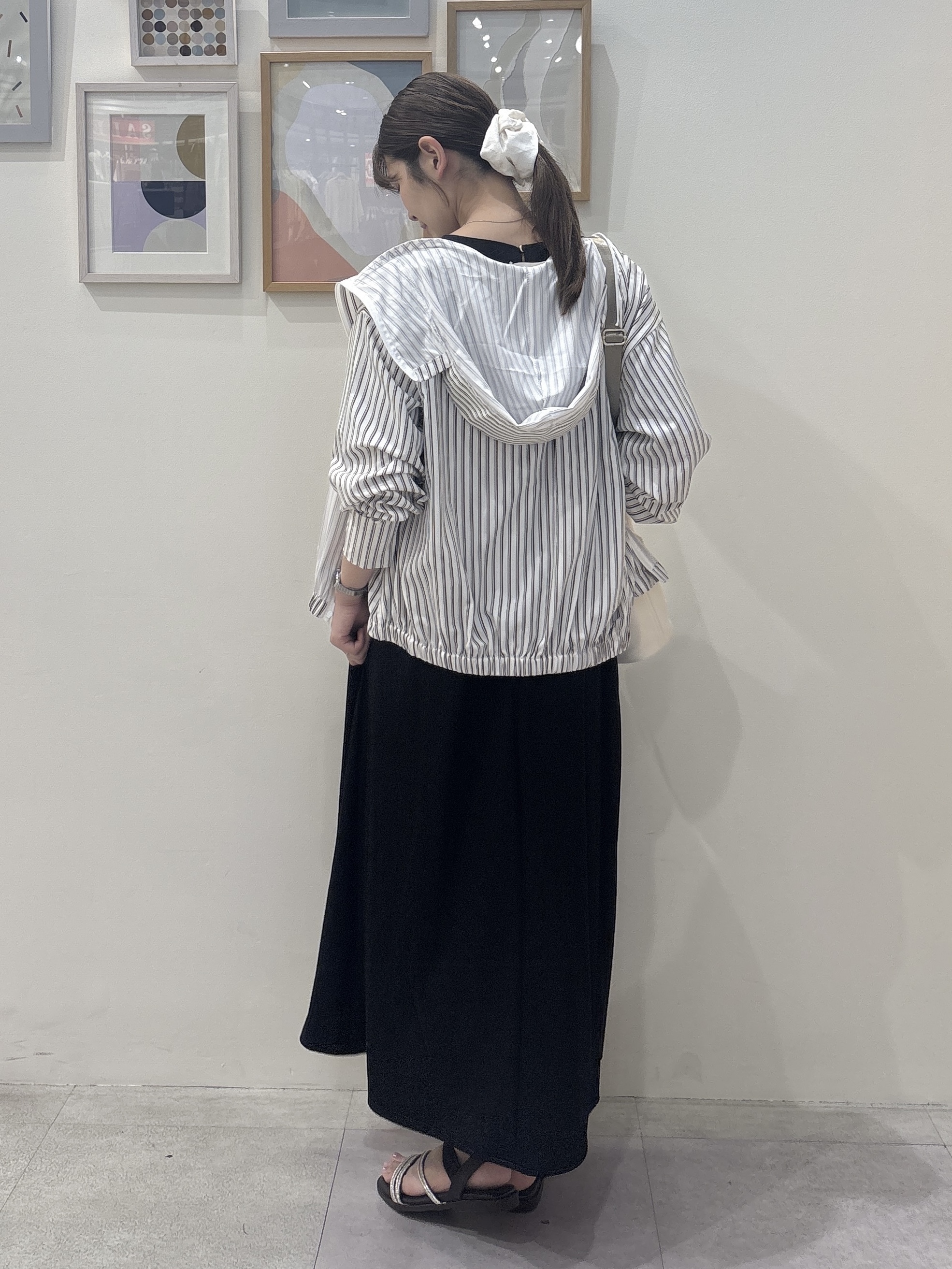 Rikaさんの「SHOO･LA･RUE｜【洗濯後しわになりにくい/S-LL】お顔も手の甲もしっかりカバー　日よけ・指穴付きUVパーカ」を使ったコーディネート