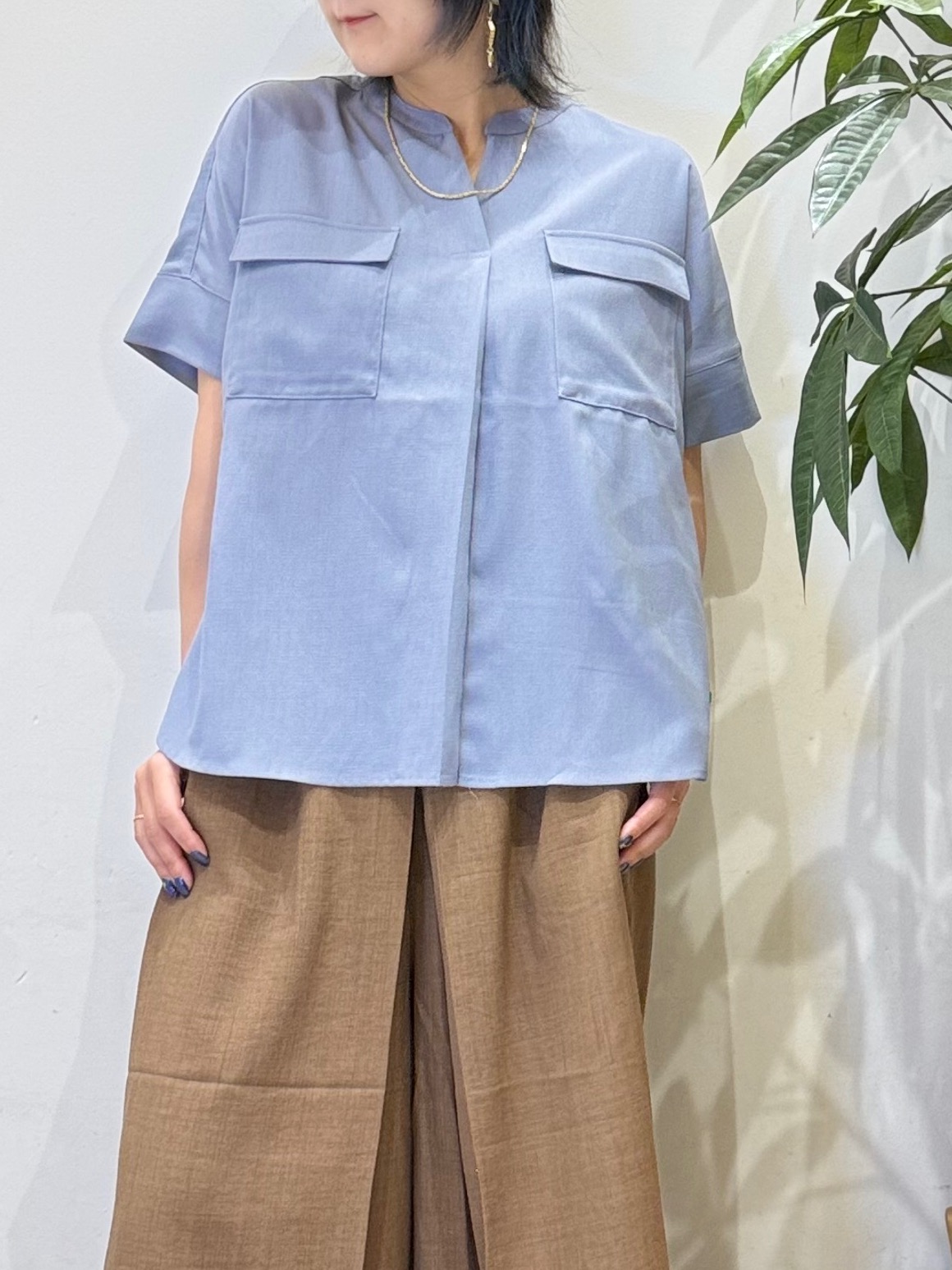 misakiさんの「SHOO･LA･RUE｜【洗濯後しわになりにくい/UV/吸水速乾】Wポケットが目を引く オンオフ使えるスキッパーブラウス」を使ったコーディネート