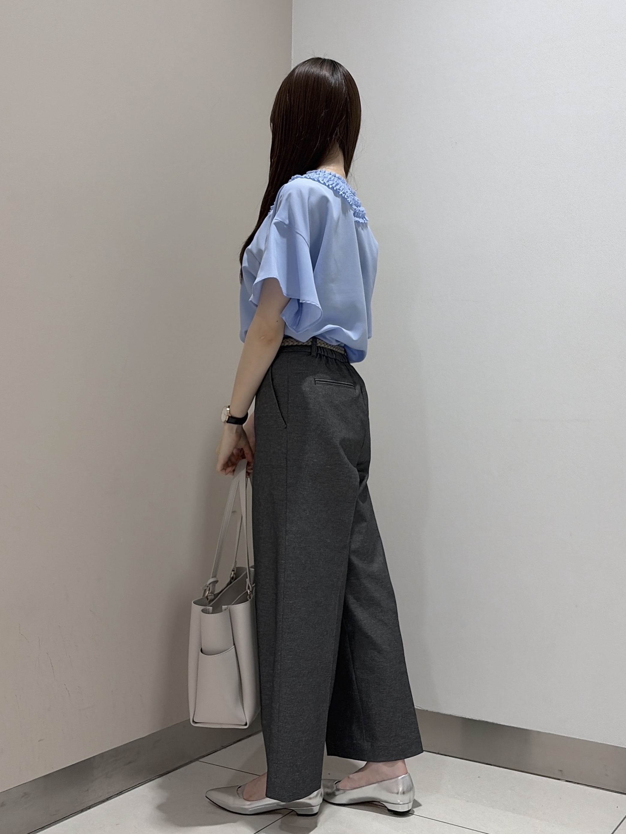 岡田美詩さんの「UNTITLED｜【接触冷感/通気性/洗える】Vネックフリルブラウス」を使ったコーディネート