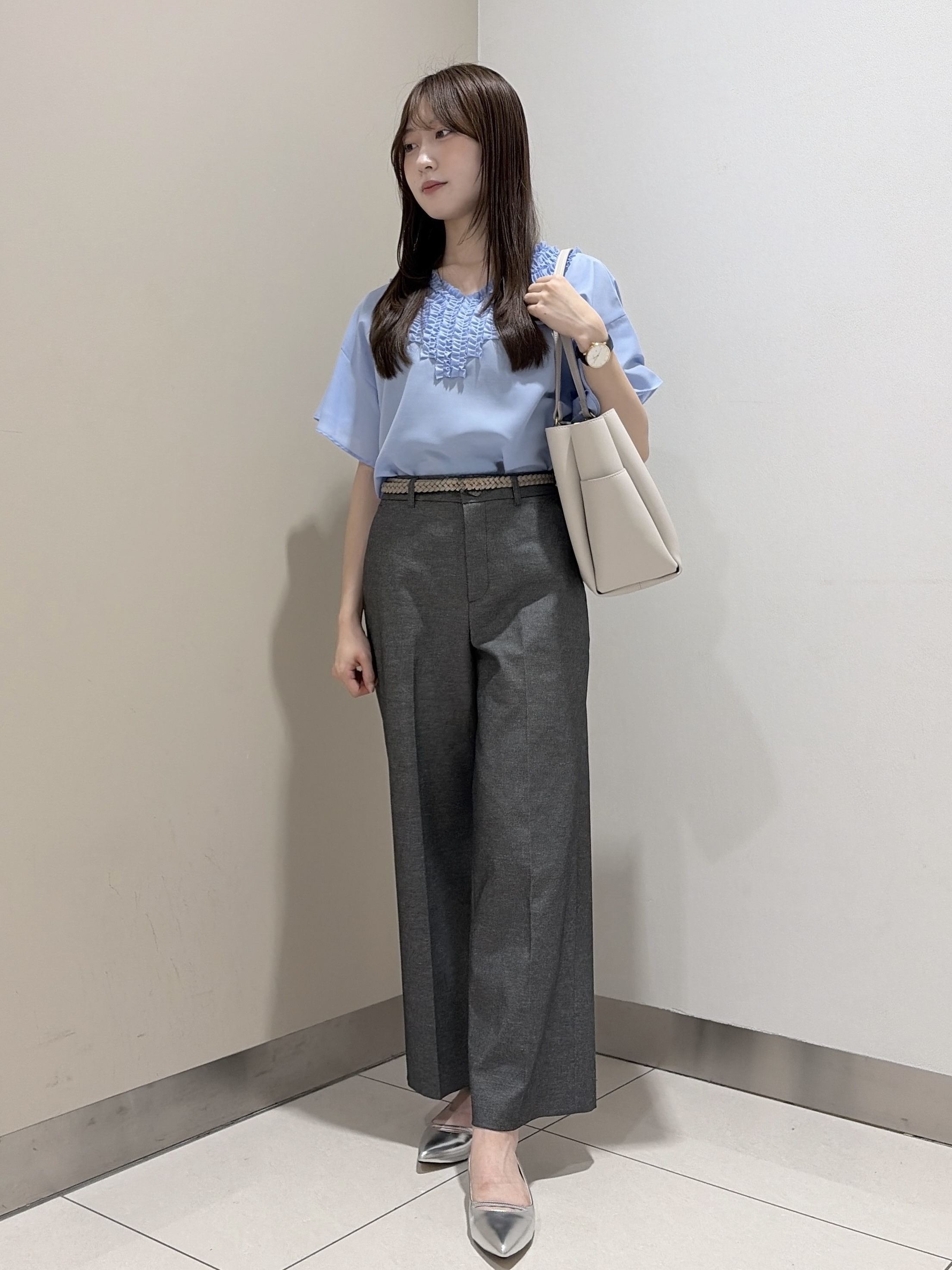 岡田美詩さんの「UNTITLED｜【接触冷感/通気性/洗える】Vネックフリルブラウス」を使ったコーディネート