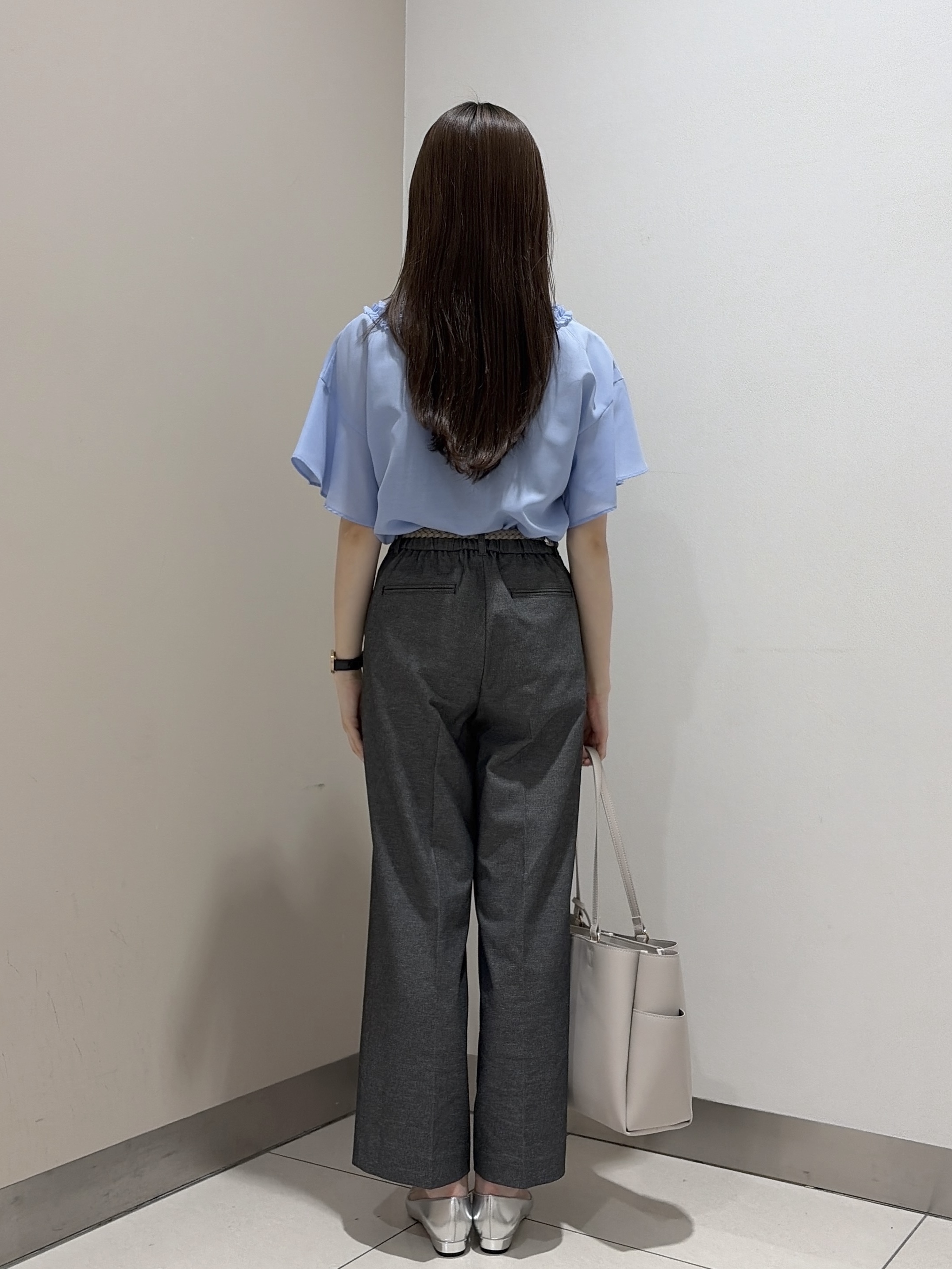 岡田美詩さんの「UNTITLED｜【接触冷感/通気性/洗える】Vネックフリルブラウス」を使ったコーディネート